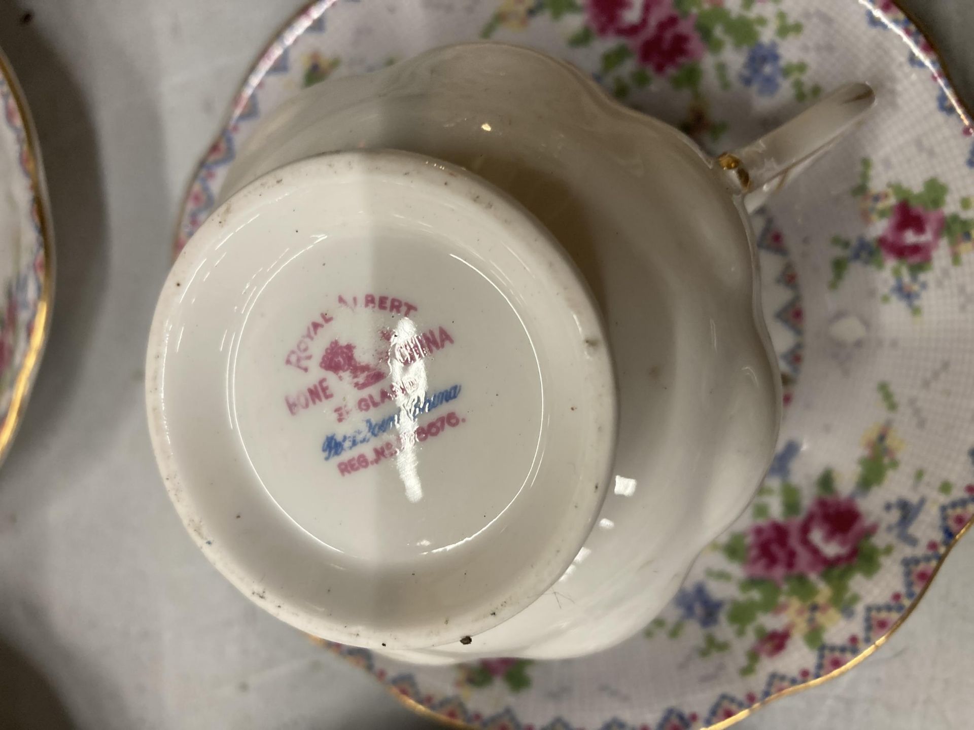 A QUANTITY OF CHINA CUPS, SAUCERS, ETC TO INCLUDE ROYAL ALBERT 'PETIT POINT' - Image 5 of 5