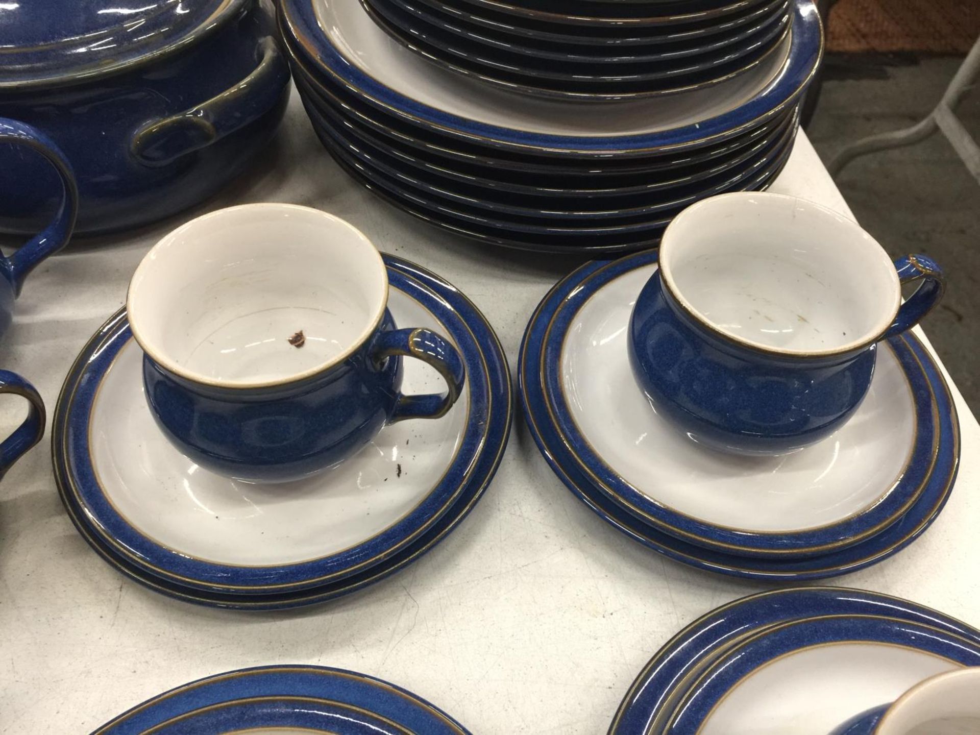A DENBY DINNER SERVICE IN BLUE TO INCLUDE PLATES, BOWLS, TEAPOTS, SERVING TUREEN, MILK JUGS, SUGAR - Image 9 of 9