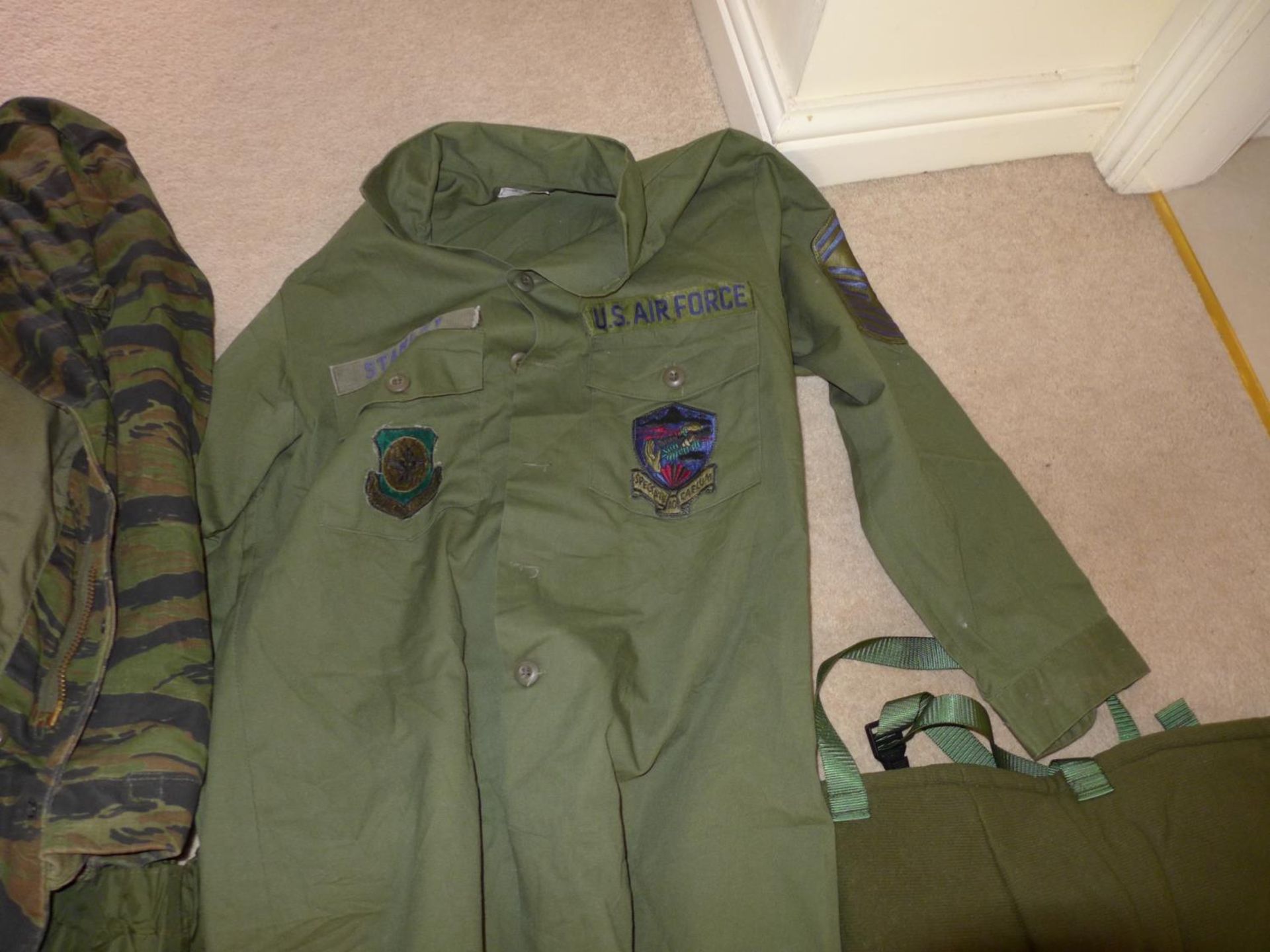 A LARGE COLLECTION OF MILITARY/SHOOTING/FISHING CLOTHING TO INCLUDE WATERPROOF JACKET, TROUSERS, - Image 3 of 5