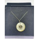 A 9 CARAT GOLD AND JADE NECKLACE IN A PRESENTATION BOX