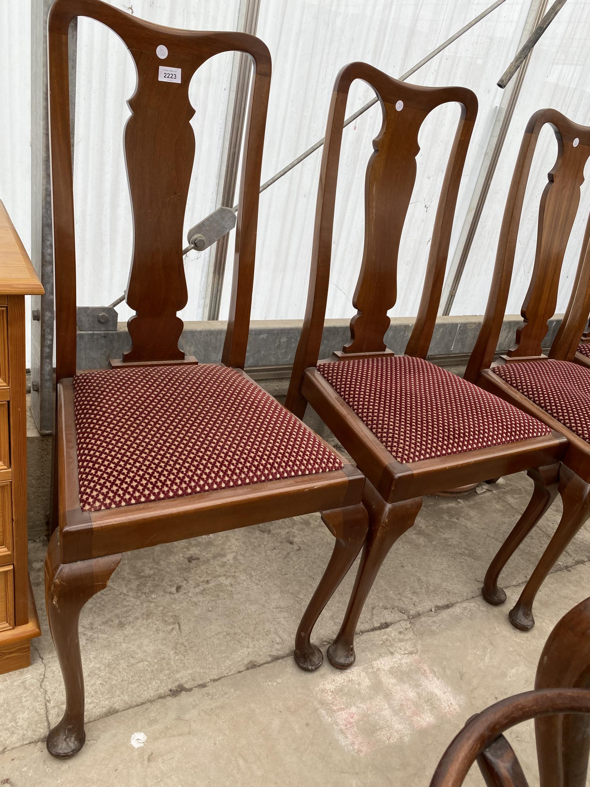 A SET OF FOUR MAHOGANY QUEEN ANNE STYLE DINING CHAIRS - Image 2 of 4