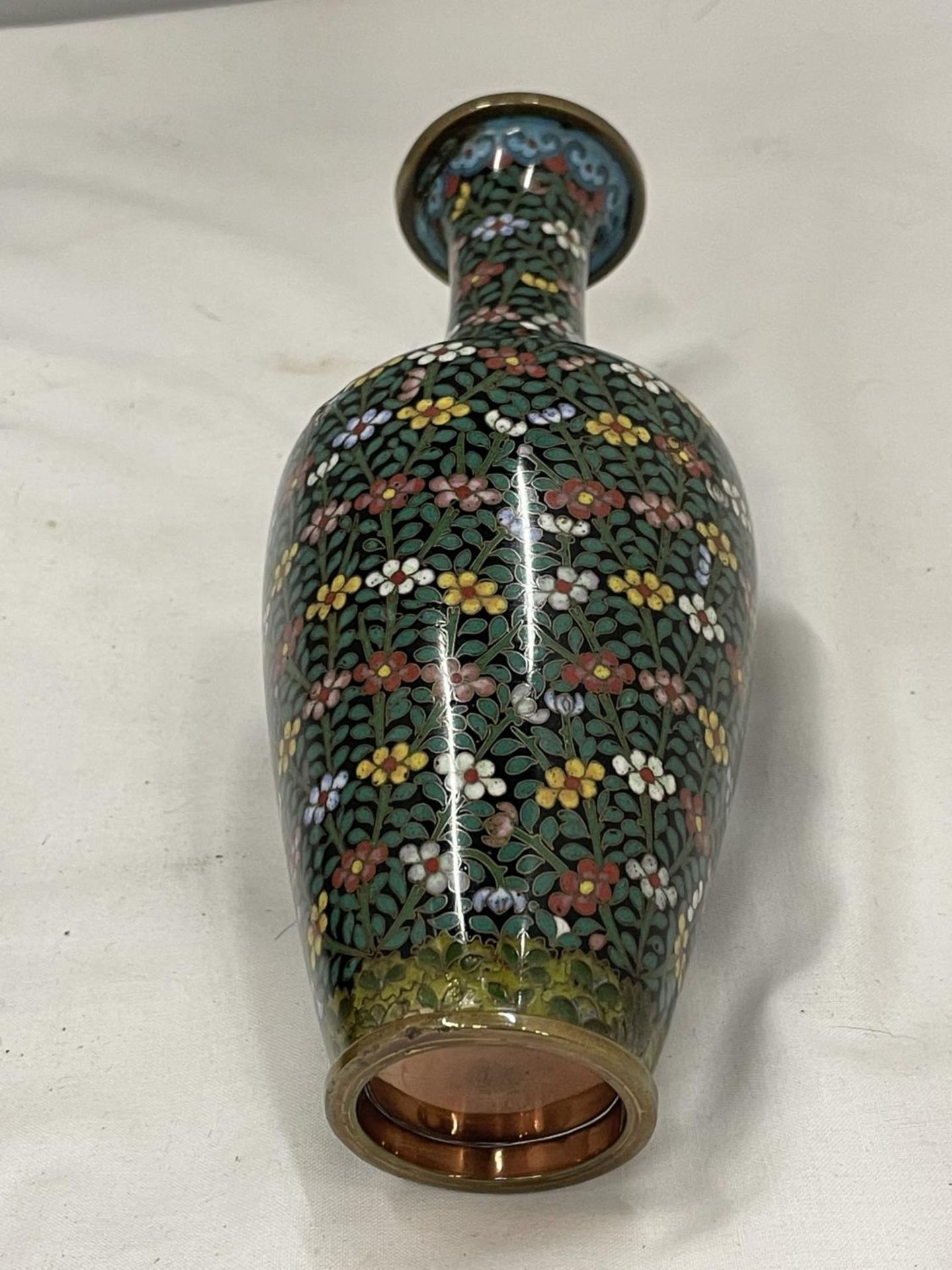TWO CLOISONNE ITEMS TO INCLUDE A VASE WITH FLOWER DECORATION HEIGHT 19.5CM TALL AND A BOWL WITH A - Bild 3 aus 5