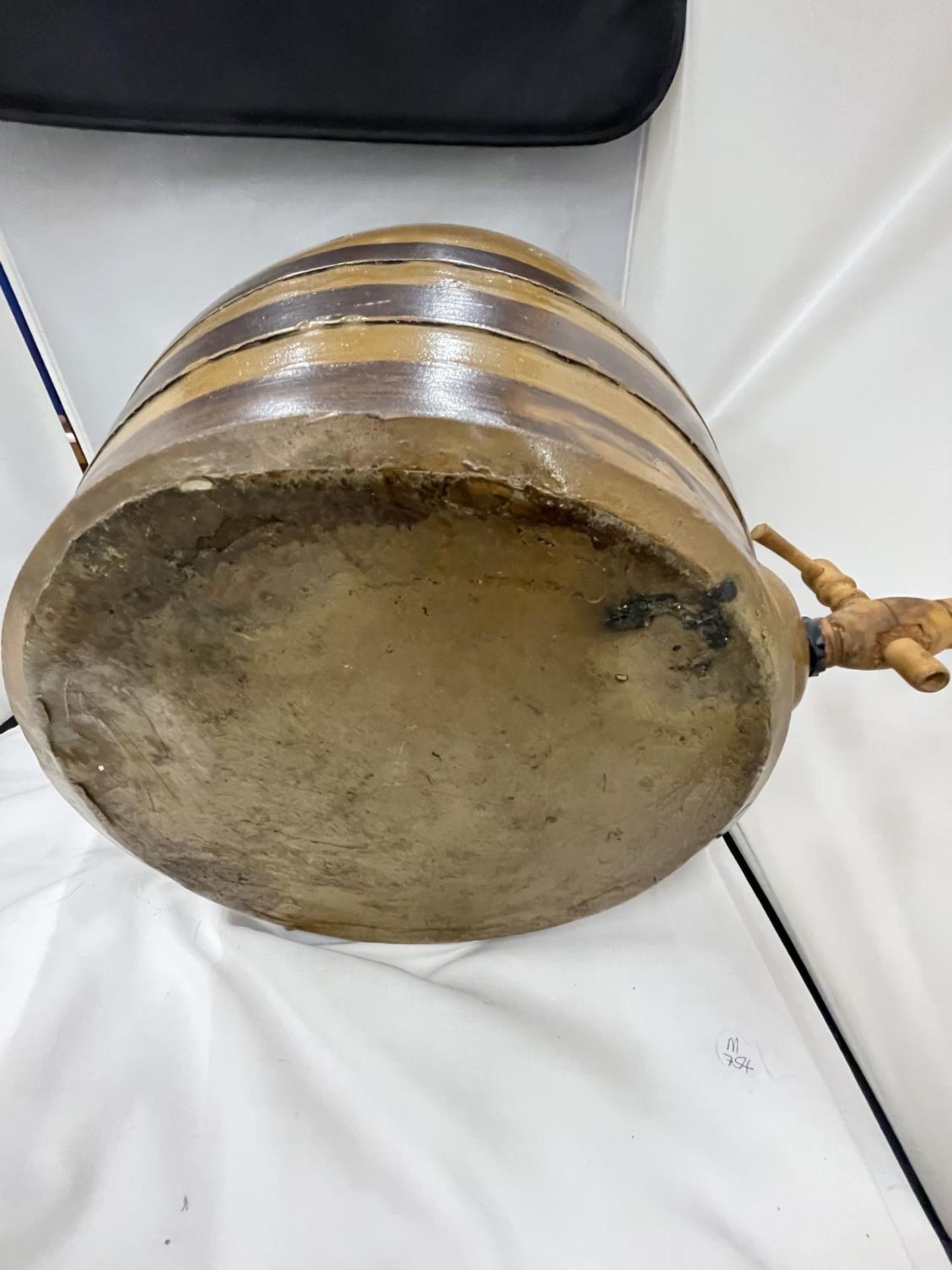 A LARGE STONEWARE BARREL WITH A WOODEN TAP AND A BOC GAUGE HEIGHT - Bild 5 aus 5