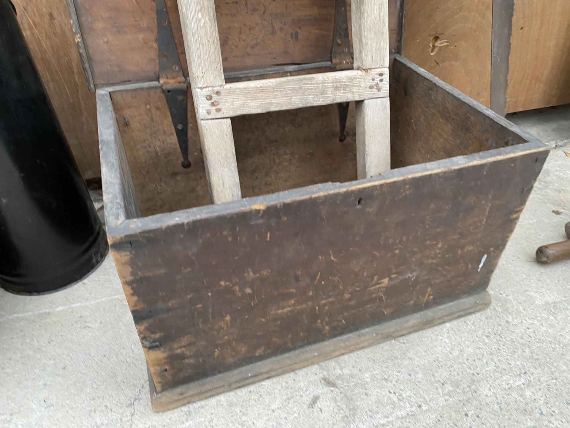 A VINTAGE WOODEN JOINERS CHEST AND A TWO RUNG WOODEN LADDER - Image 2 of 3