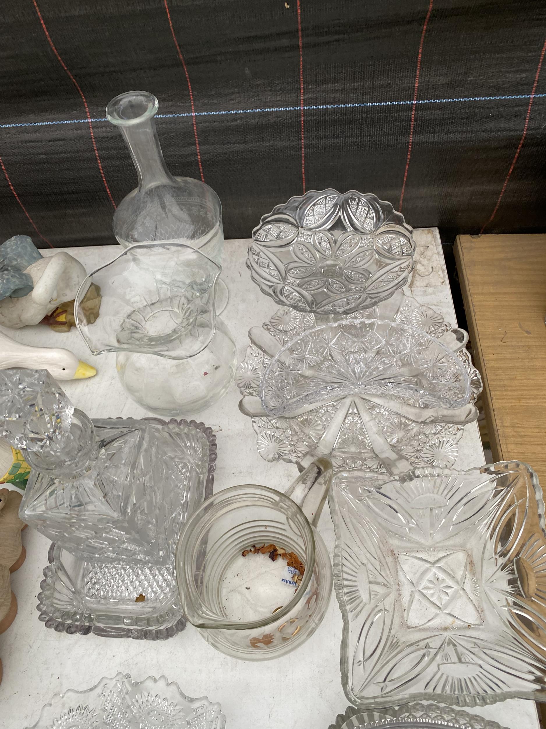 AN ASSORTMENT OF GLASS WARE TO INCLUDE A DECANTOR, BOWLS AND VASES ETC - Image 2 of 2