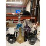 A QUANTITY OF GLASSWARE TO INCLUDE A DECANTER, JUGS, VASES, ETC