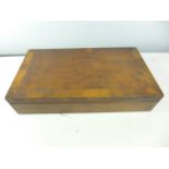 A MAHOGANY VENEERED BOX SUITABLE TO HOLD A PISTOL OR PAIR OF PISTOLS, WIDTH 39CM, DEPTH 21.5CM,
