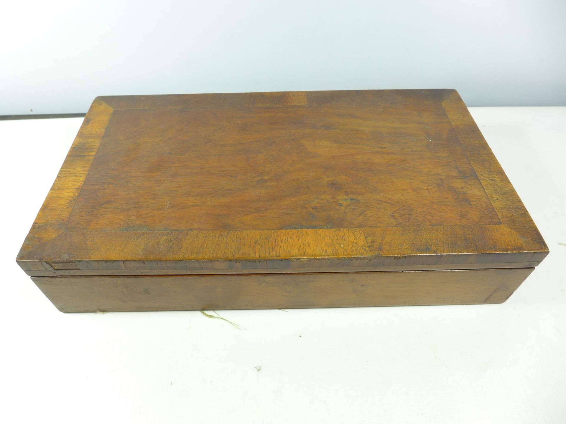 A MAHOGANY VENEERED BOX SUITABLE TO HOLD A PISTOL OR PAIR OF PISTOLS, WIDTH 39CM, DEPTH 21.5CM,