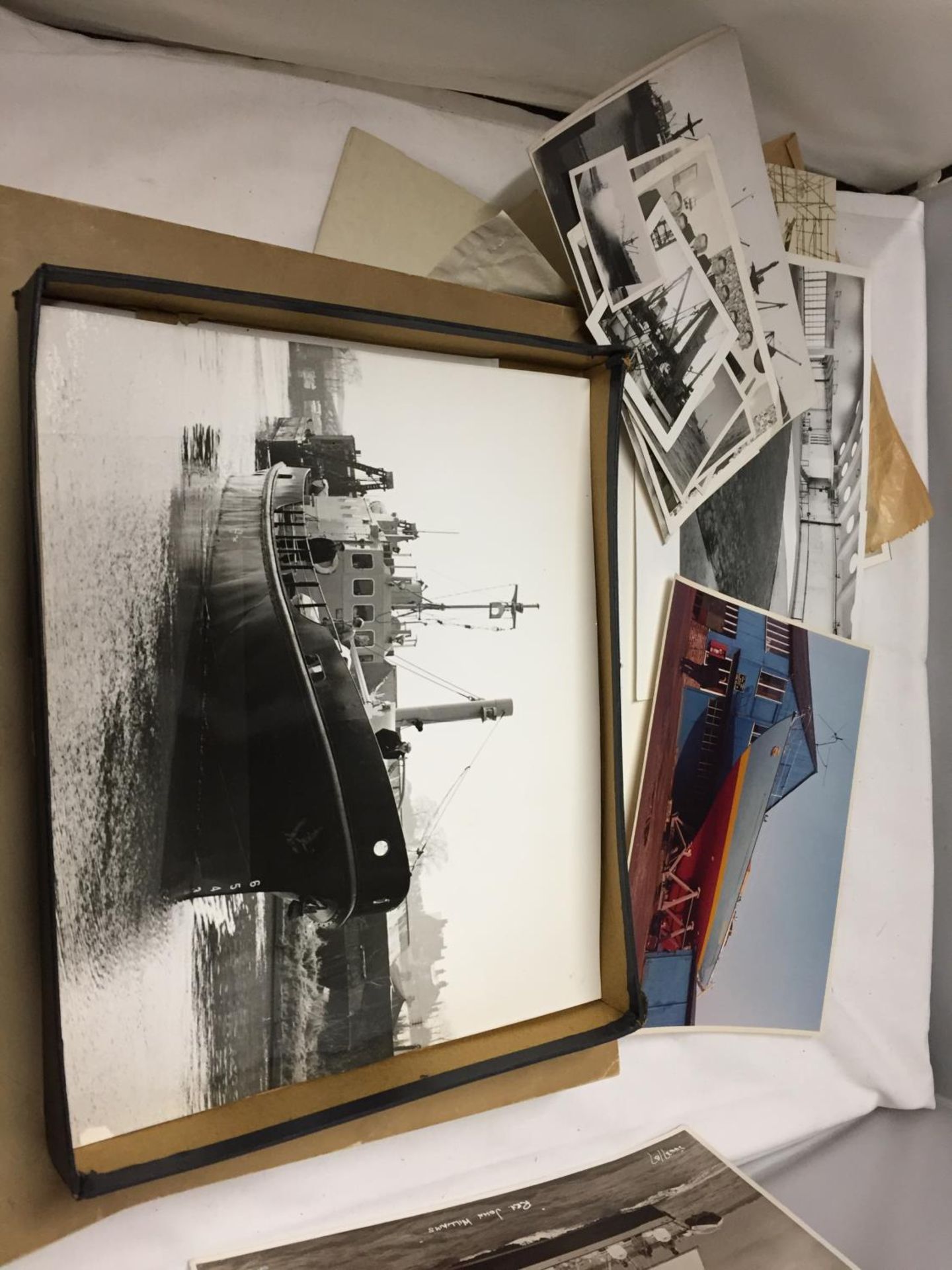 A LARGE COLLECTION OF BLACK AND WHITE PHOTOGRAPHS OF SHIP CONSTRUCTION BY ISAAC PIMBLOTT AND SONS OF - Image 4 of 4