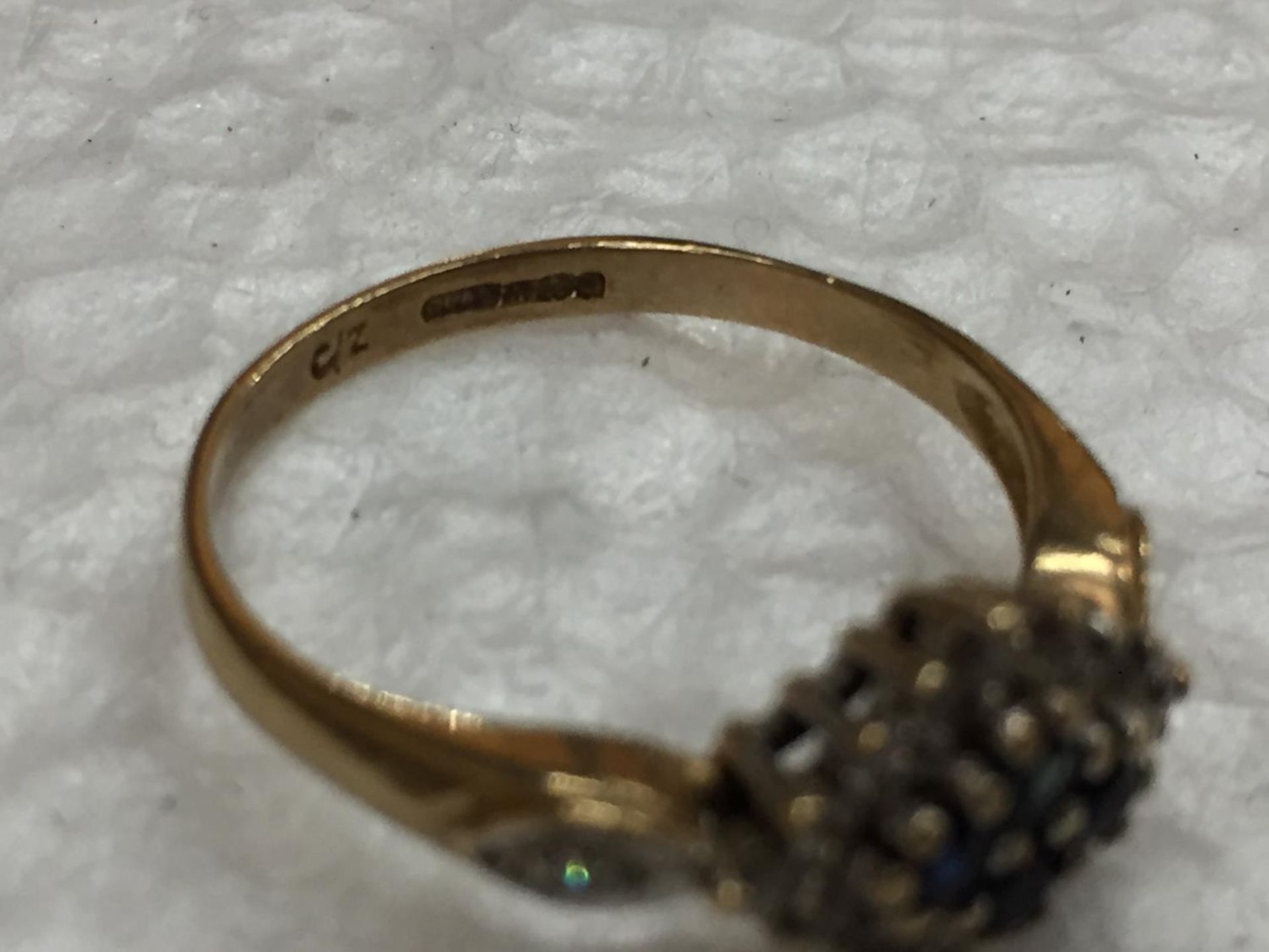 A 9 CARAT GOLD RING WITH A CLUSTER OF SAPPHIRE AND CUBIC ZIRCONIA SIZE O - Image 5 of 5