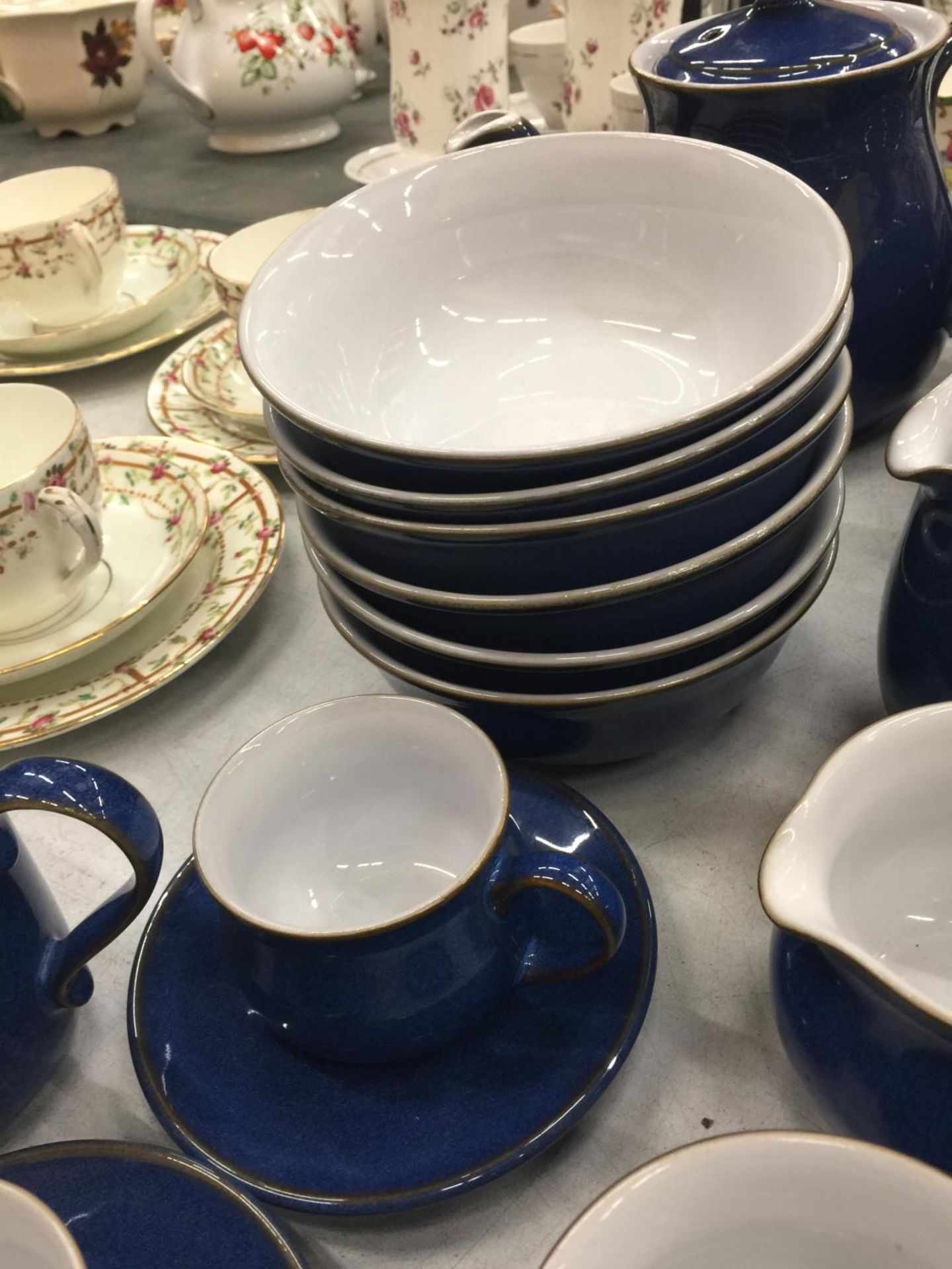 A DENBY DINNER SERVICE IN BLUE TO INCLUDE PLATES, BOWLS, TEAPOTS, SERVING TUREEN, MILK JUGS, SUGAR - Image 5 of 9