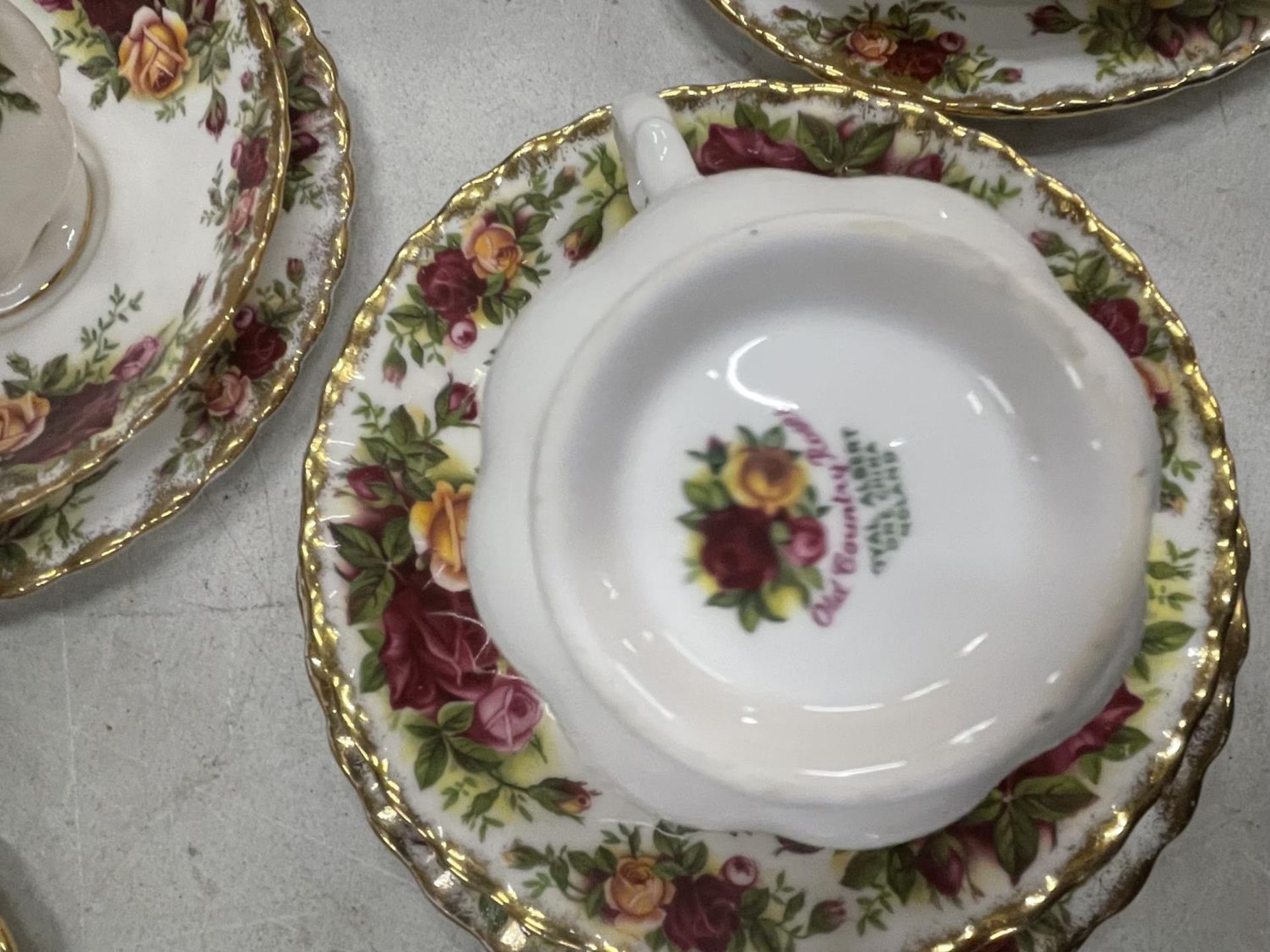 A LARGE COLLECTION OF ROYAL ALBERT OLD COUNTRY ROSES TO INCLUDE TRIOS, CAKE PLATE, SANDWICH PLATES - Image 7 of 7