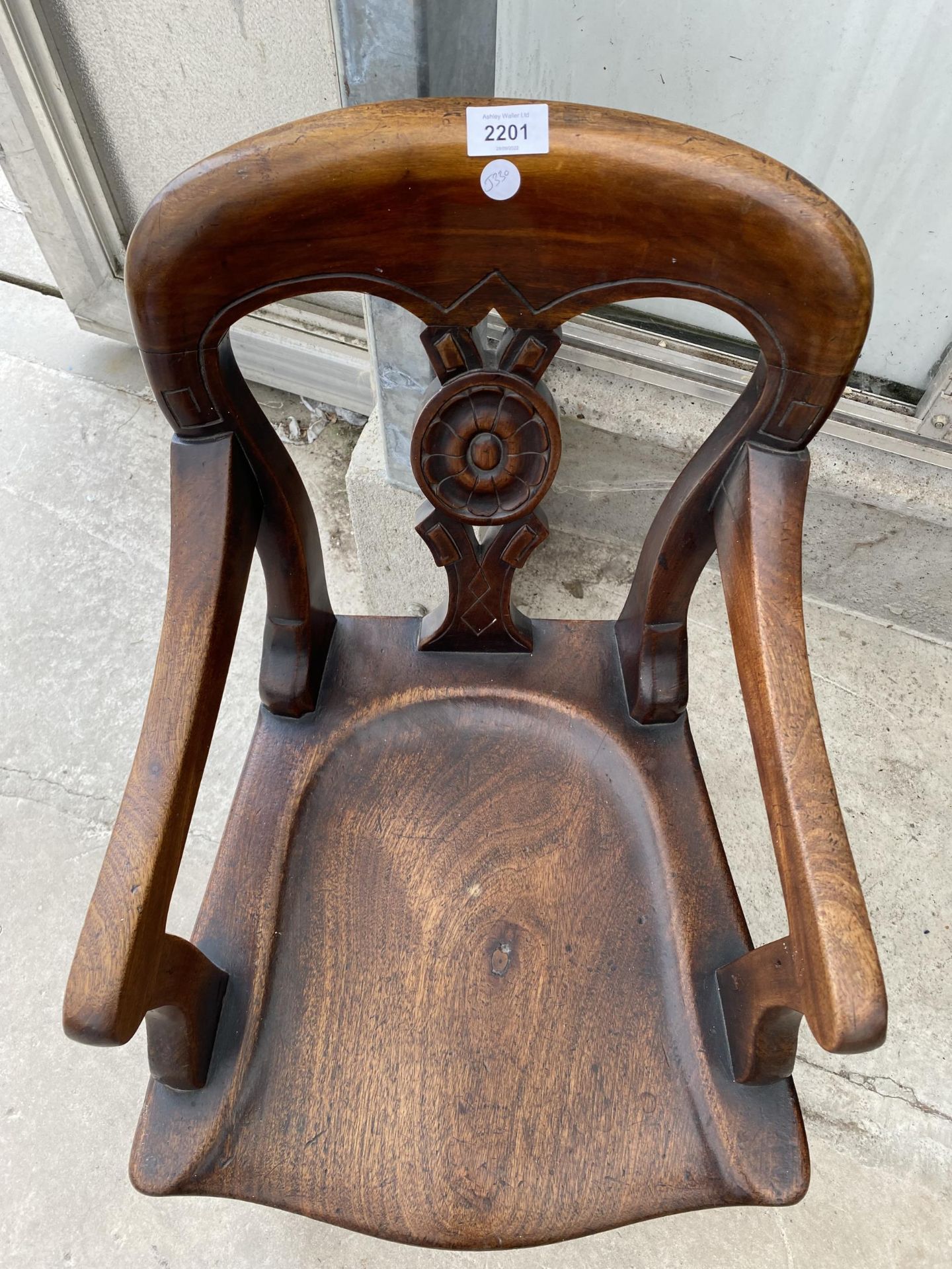 A VICTORIAN MAHOGANY CHILD'S ELBOW CHAIR WITH FRONT CABRIOLE LEGS - Image 4 of 4