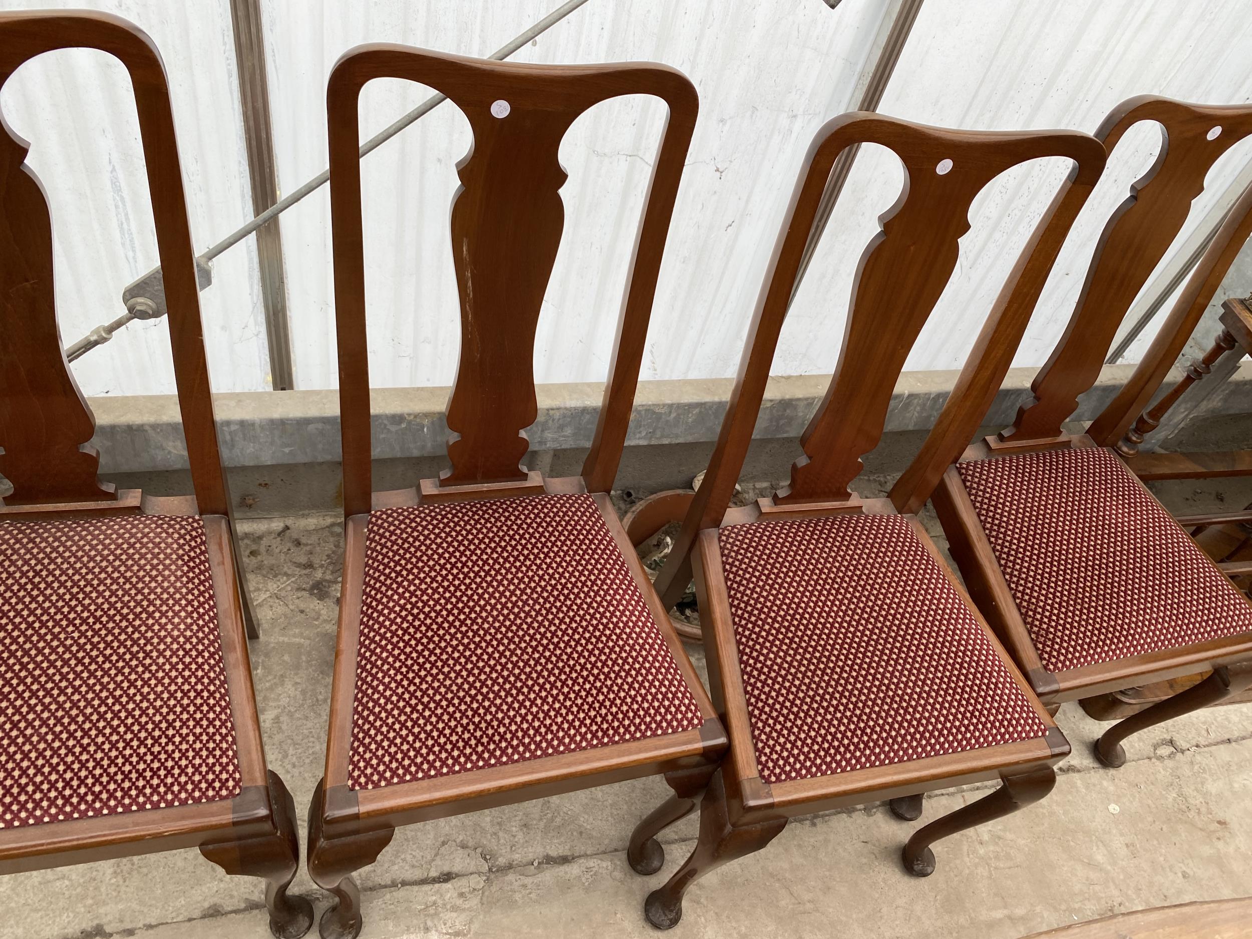 A SET OF FOUR MAHOGANY QUEEN ANNE STYLE DINING CHAIRS - Image 3 of 4