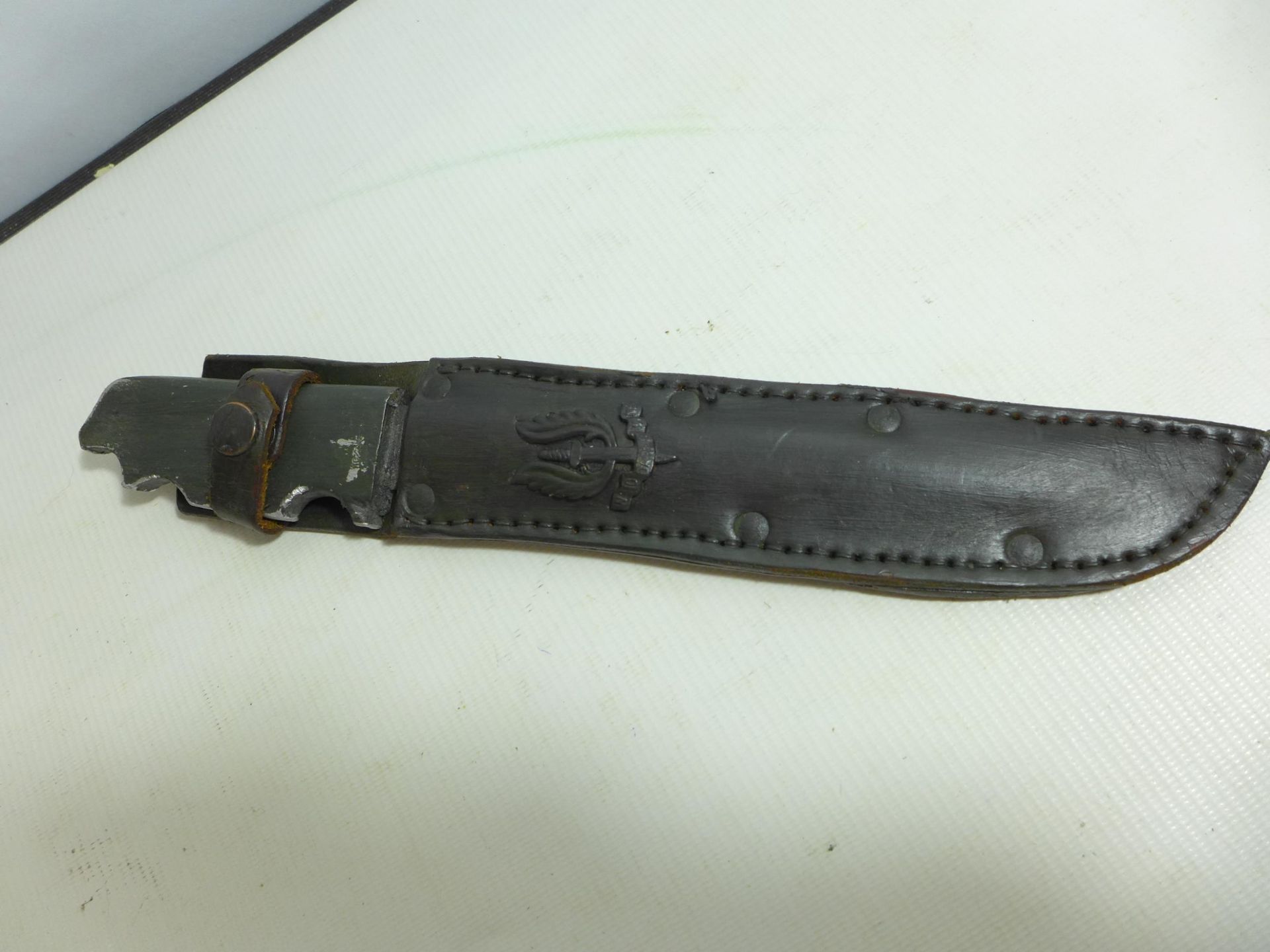 A FIGHTING KNIFE AND SCABBARD 19.5CM, BOWIE BLADE - Image 6 of 7