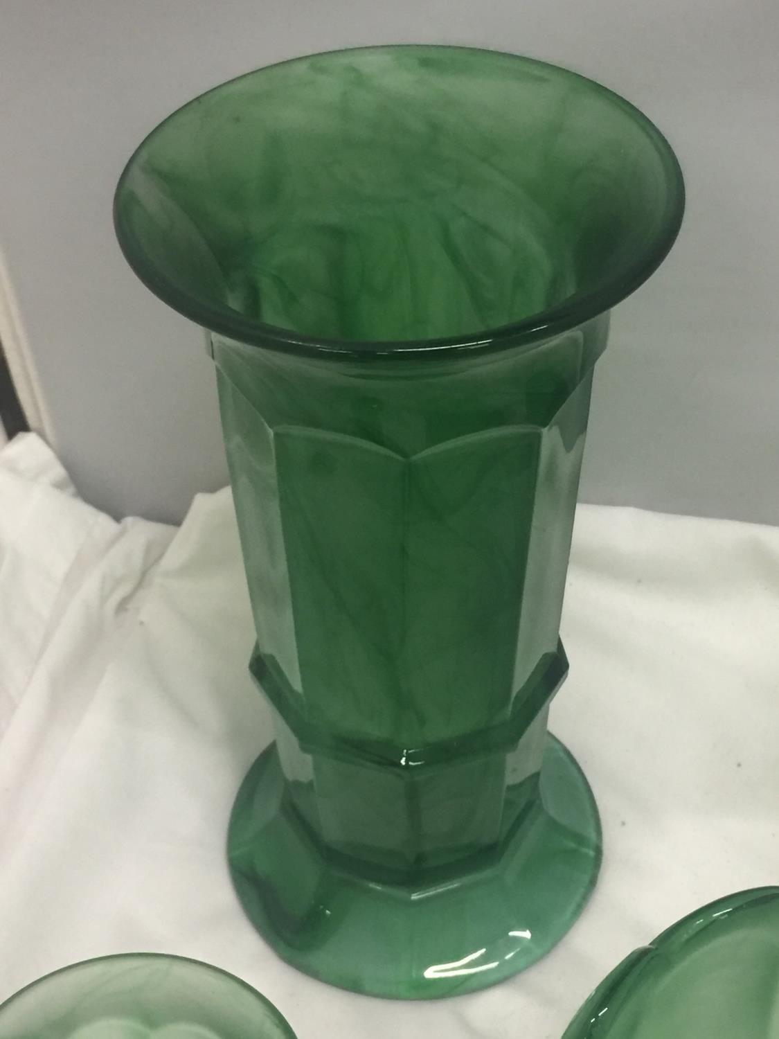 FIVE PIECES OF EMERALD GREEN CLOUD GLASS TO INCLUDE PLANTERS AND VASES - Image 4 of 6