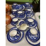 A BLUE AND WHITE ORIENTAL PATTERNED TEASET TO INCLUDE CUPS, SAUCERS, SIDE PLATES, CREAM JUG AND