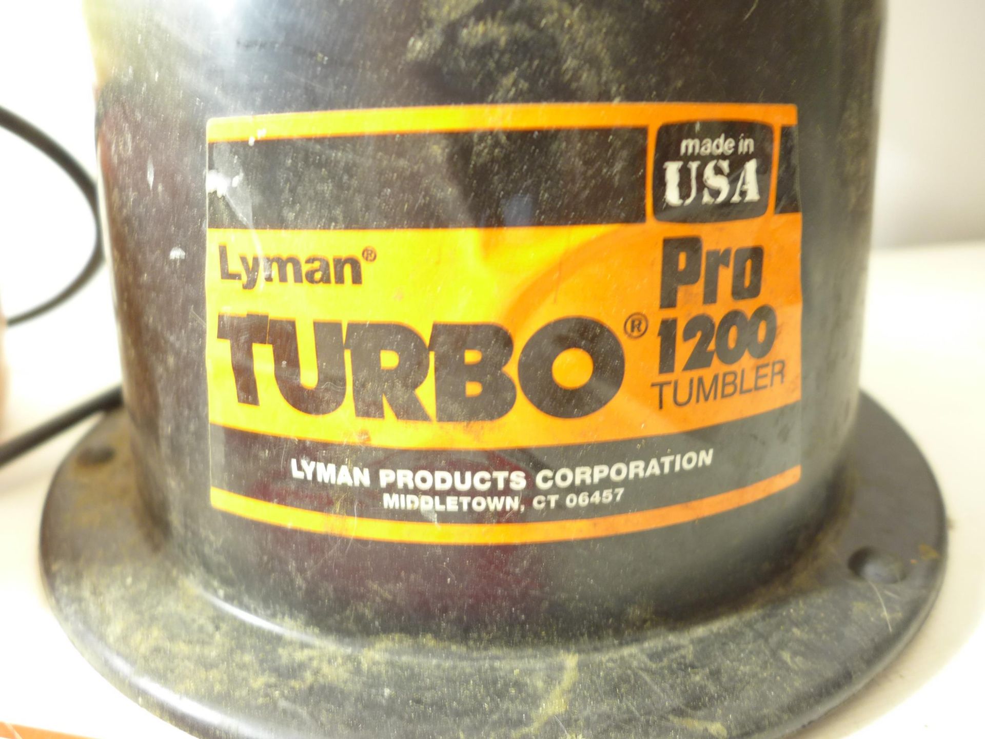 A LYMAN TURBO PRO 1200 BULLET CASE TUMBLER (WORKING WHEN CATALOGUED) TIN OF LEAD BULLETS AND BOX - Image 3 of 3