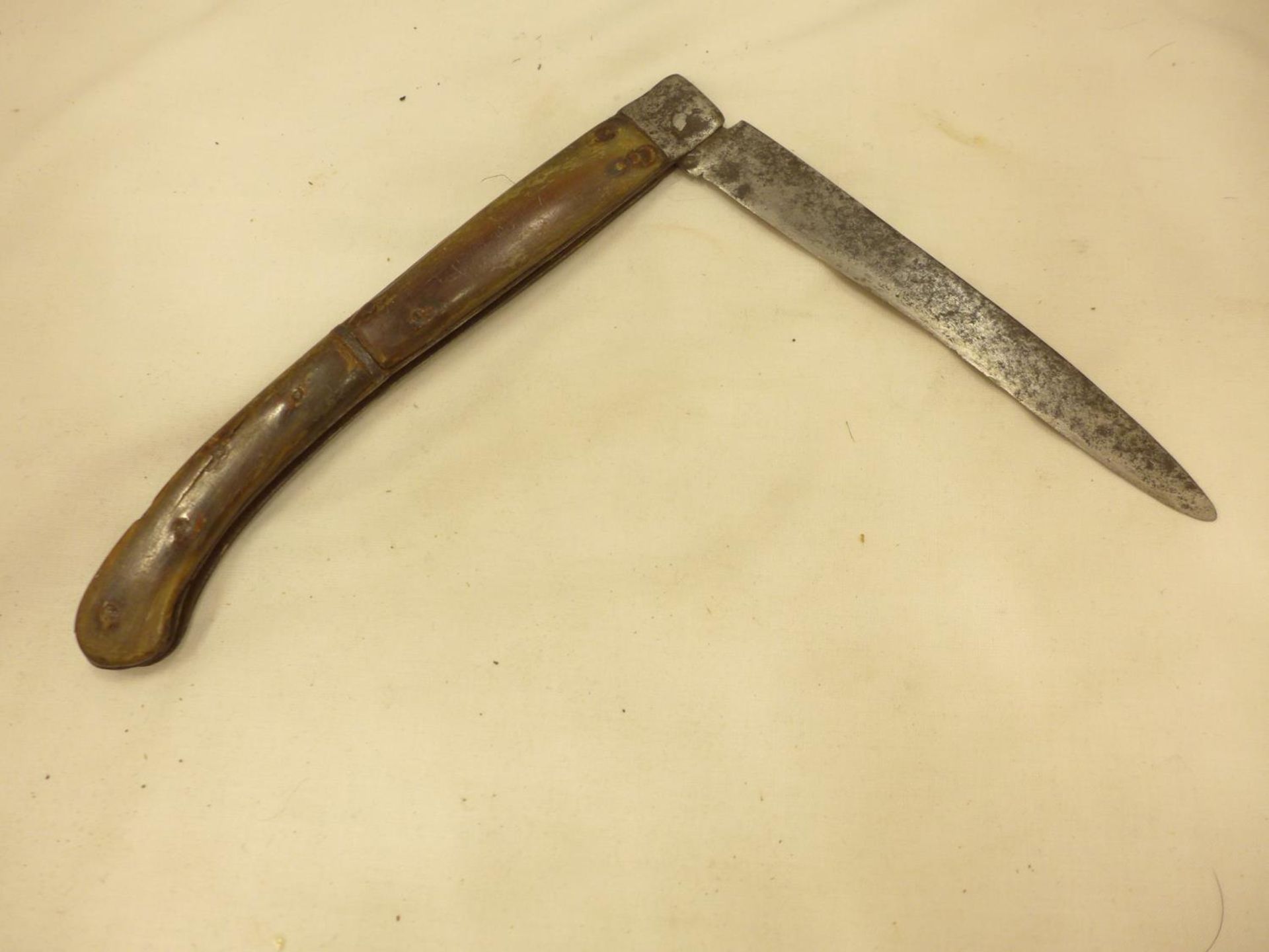 A VINTAGE FOLDING KNIFE WITH HORN GRIP, 14CM BLADE - Image 2 of 11