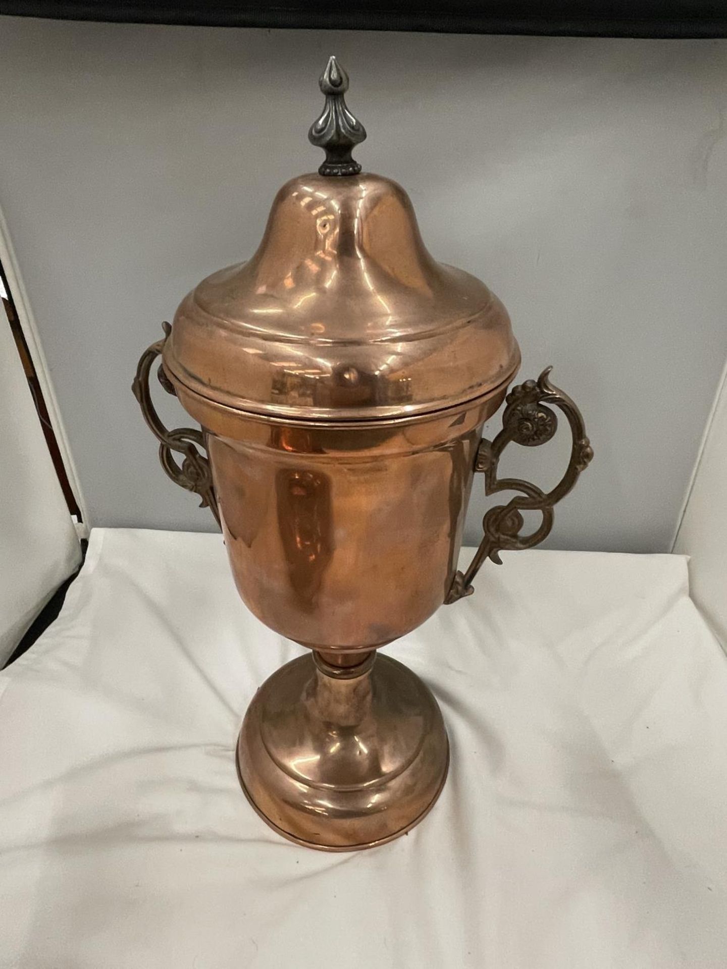 A VINTAGE COPPER AND BRASS URN WITH TAP AND A COPPER BOWL - Image 5 of 8
