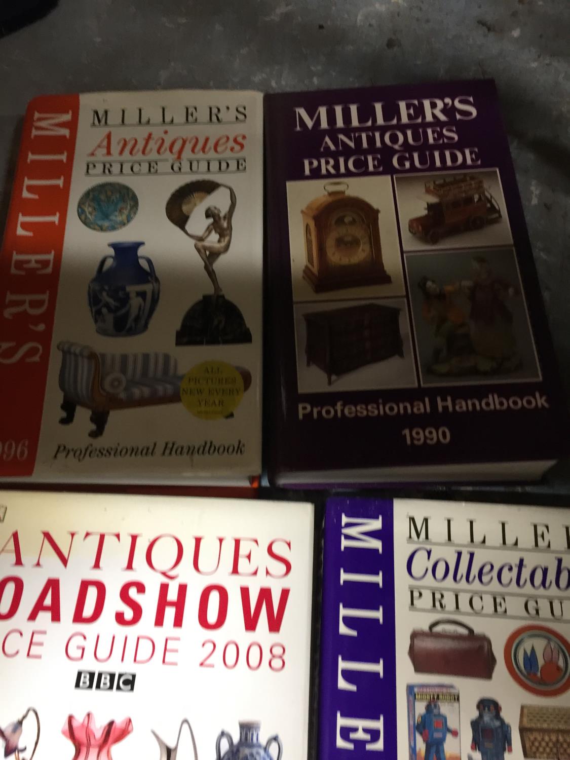 A QUANTITY OF COLLECTOR'S BOOKS TO INCLUDE MILLER'S ANTIQUE'S PRICE GUIDE, ANTIQUES ROADSHOW PRICE - Image 5 of 5