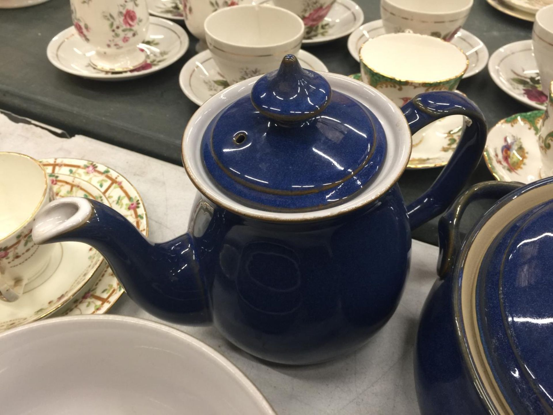 A DENBY DINNER SERVICE IN BLUE TO INCLUDE PLATES, BOWLS, TEAPOTS, SERVING TUREEN, MILK JUGS, SUGAR - Image 6 of 9