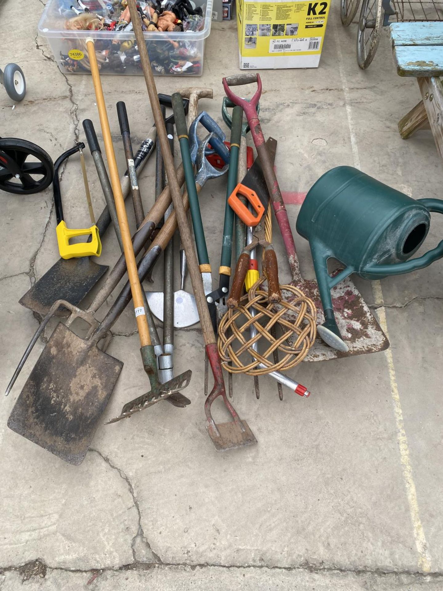 AN ASSORTMENT OF GARDEN TOOLS TO INCLUDE SPADES, FORKS AND RAKES ETC