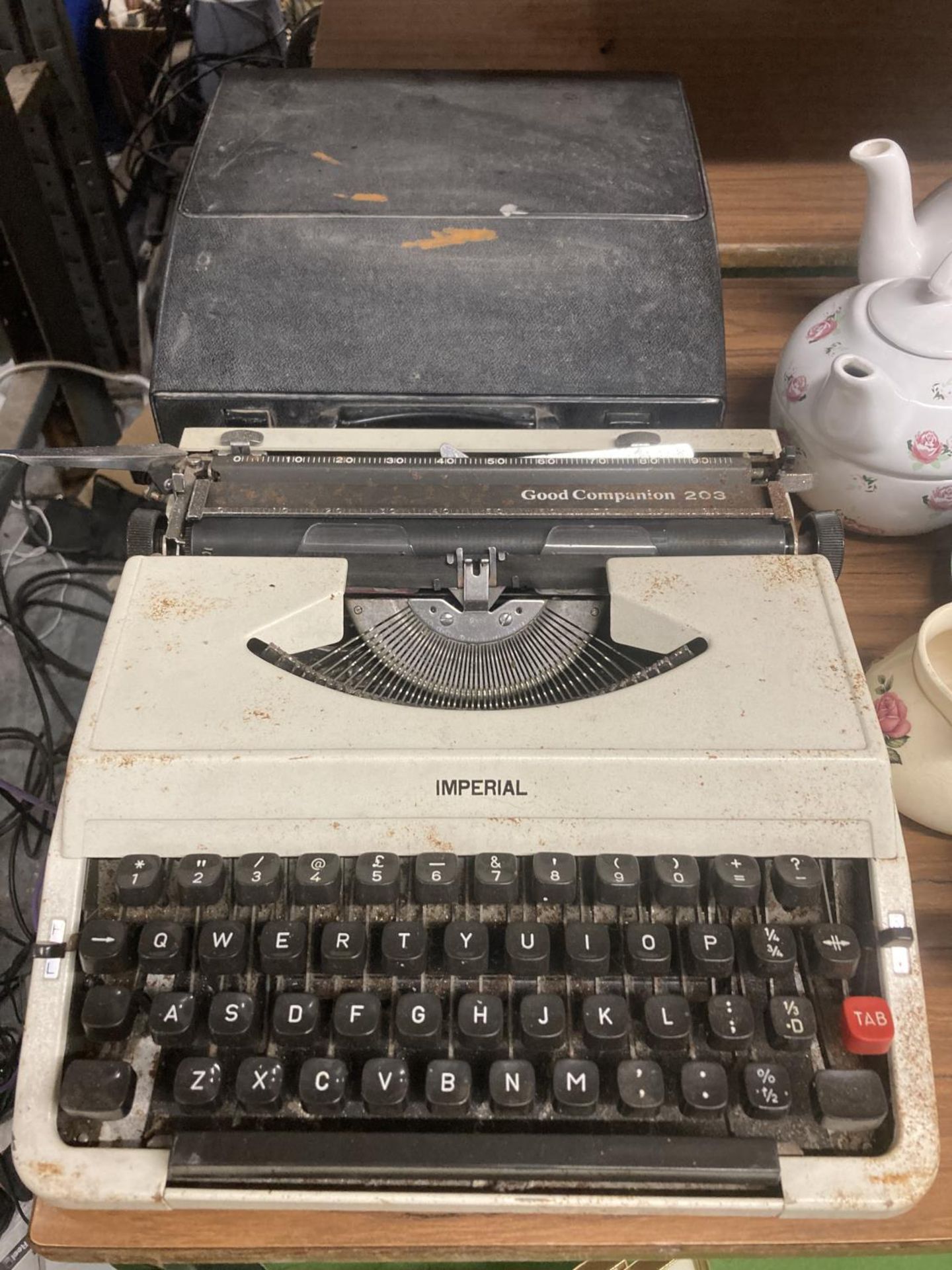 A VINTAGE IMPERIAL 'GOOD COMPANION' 203 TYPEWRITER