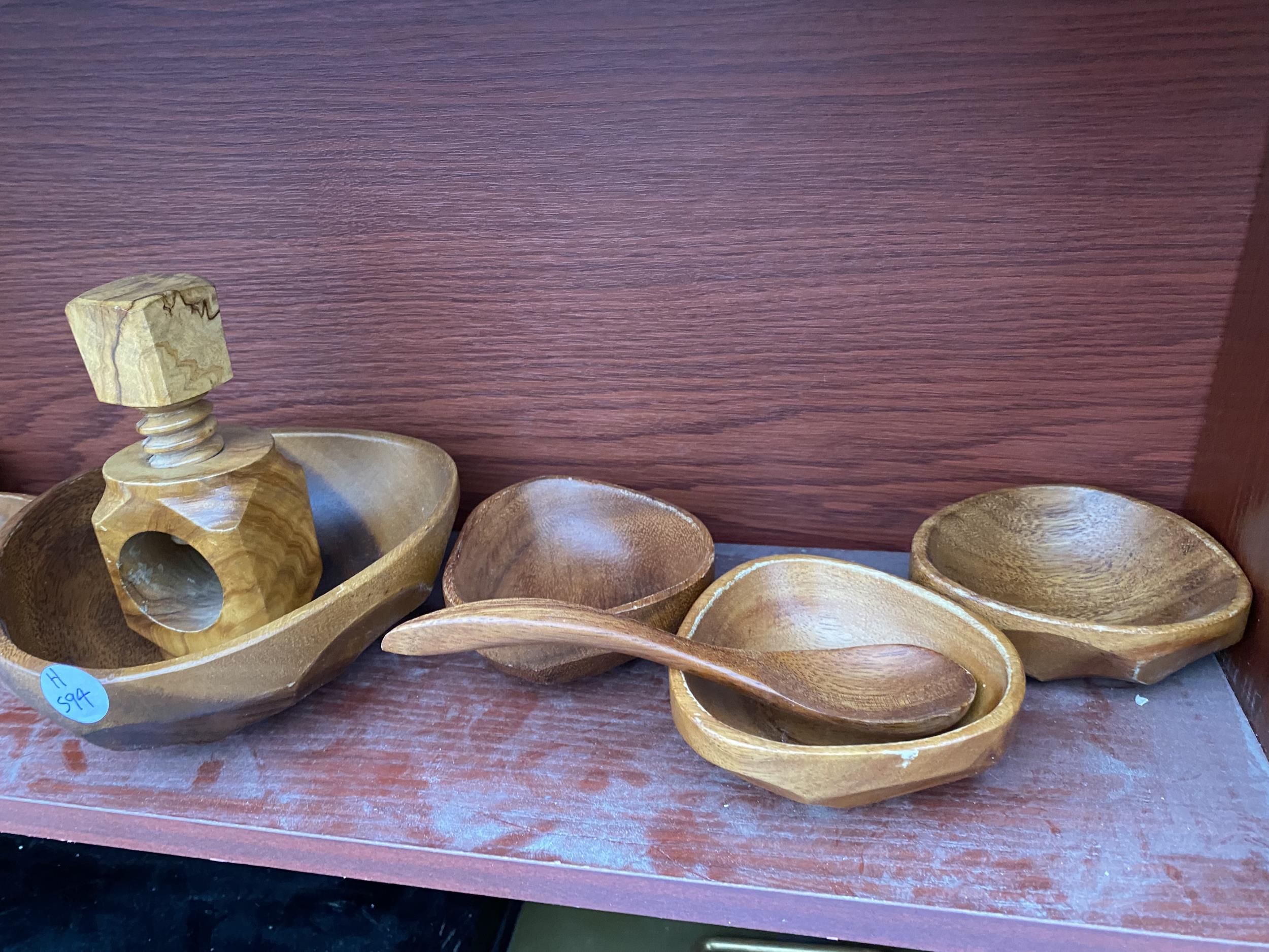 AN ASSORTMENT OF ITEMS TO INCLUDE TREEN BOWLS, A VASE AND AN ONTX TRINKET BOX ETC - Image 6 of 6