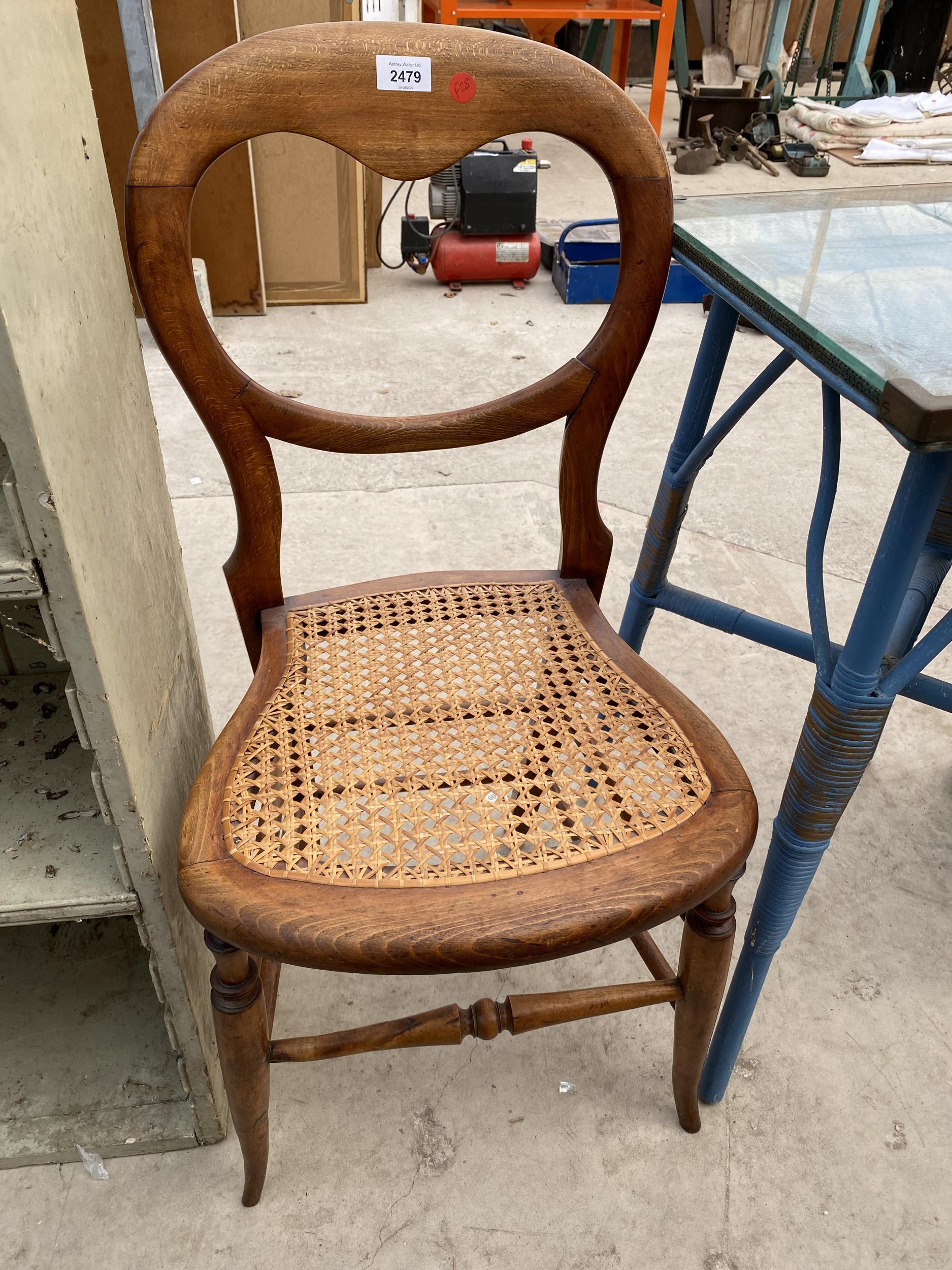 A 16" SQUARE LLOYD LOOM STYLE TABLE AND SATINWOOD BEDROOM CHAIR - Bild 2 aus 3