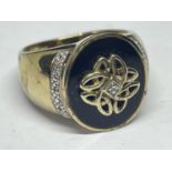 A SILVER GILT AND DIAMOND RING SIZE S IN A PRESENTATION BOX
