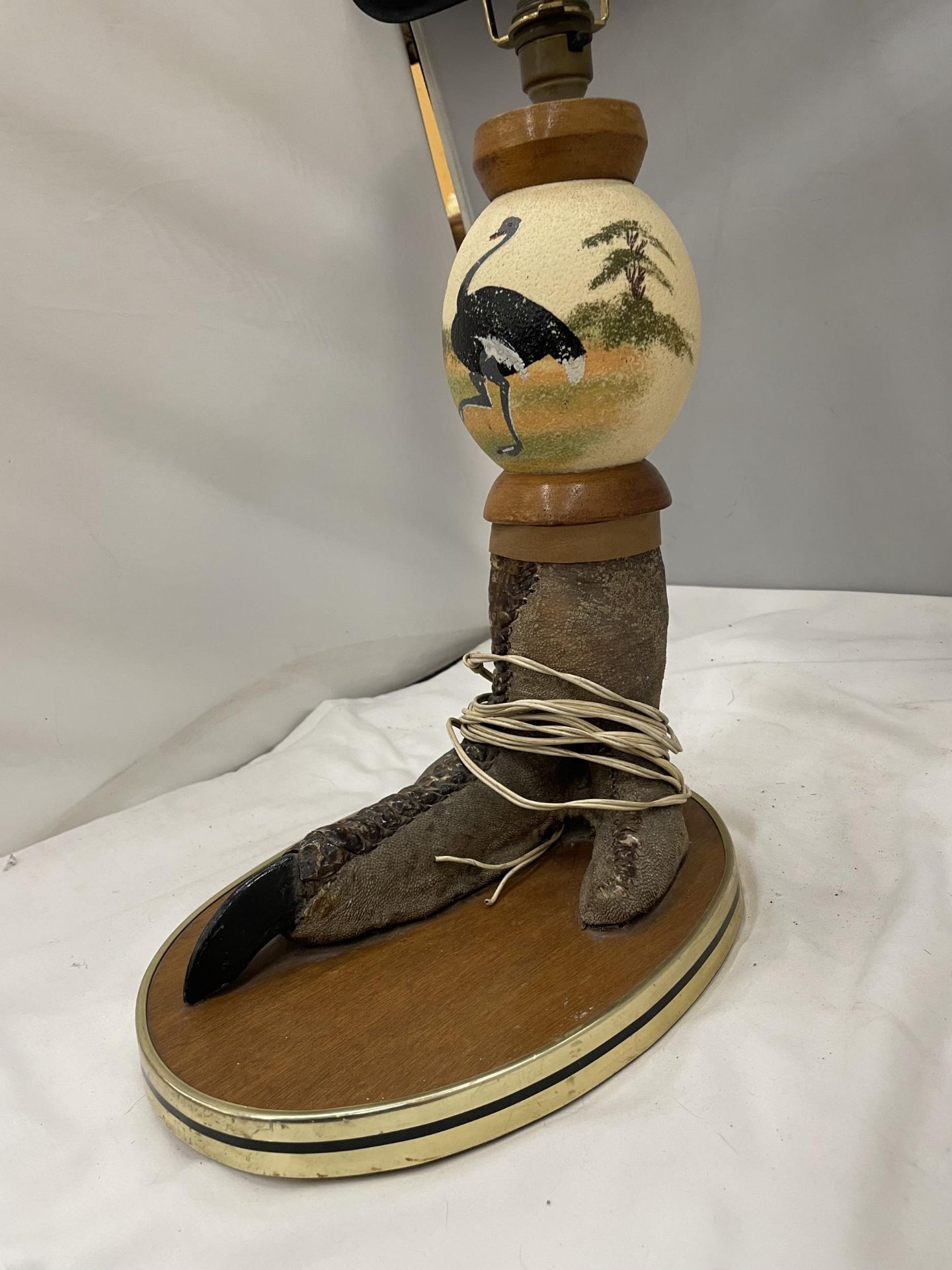 A TABLE LAMP IN THE FORM OF A TAXIDERMY OSTRICH FOOT AND PAINTED OSTRICH EGG ON AN OAK BASE WITH A - Bild 5 aus 6