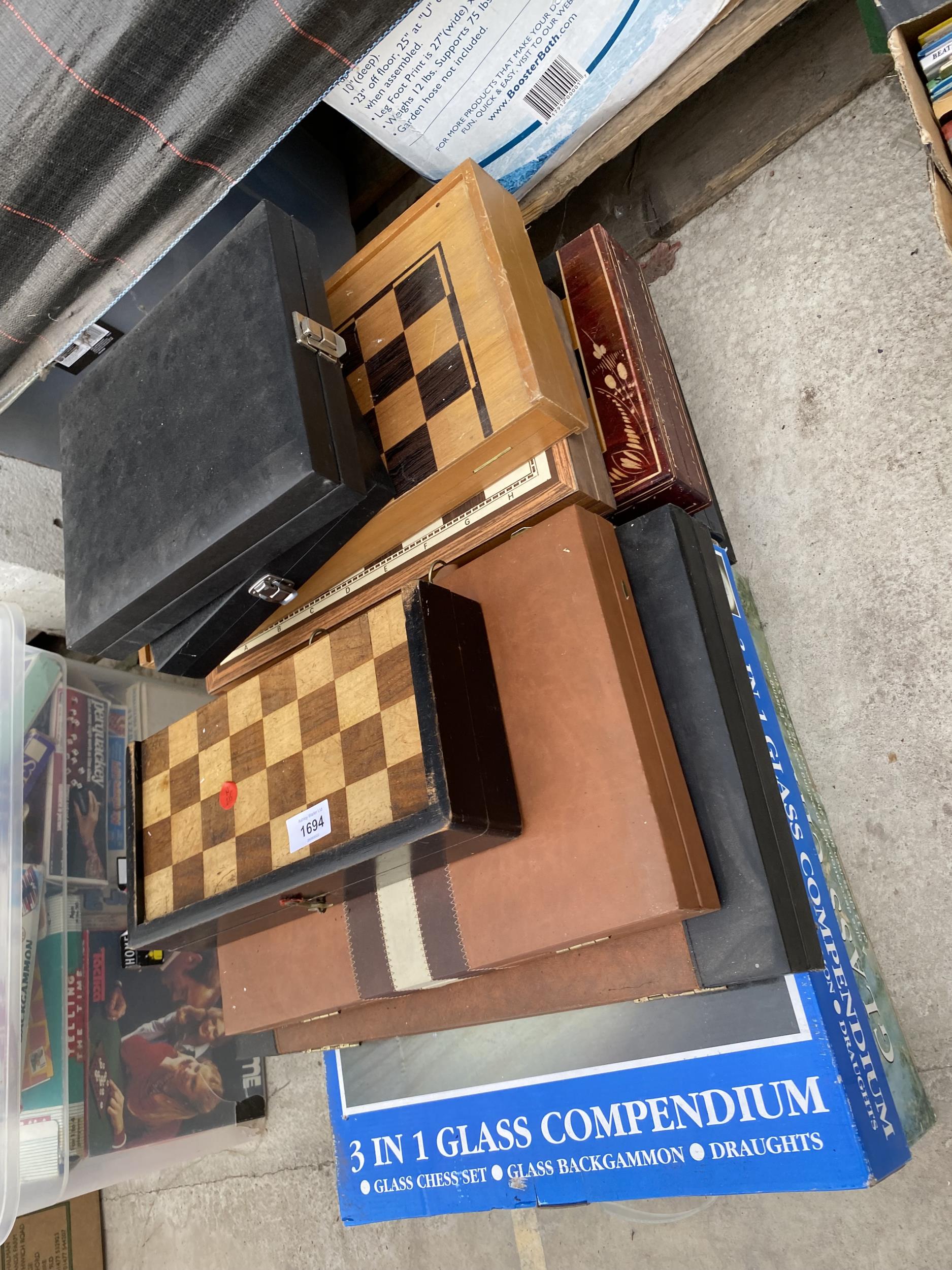 A LARGE COLLECTION OF CHESS BOARDS, CHESS PIECES AND BACKGAMON ETC - Bild 2 aus 8