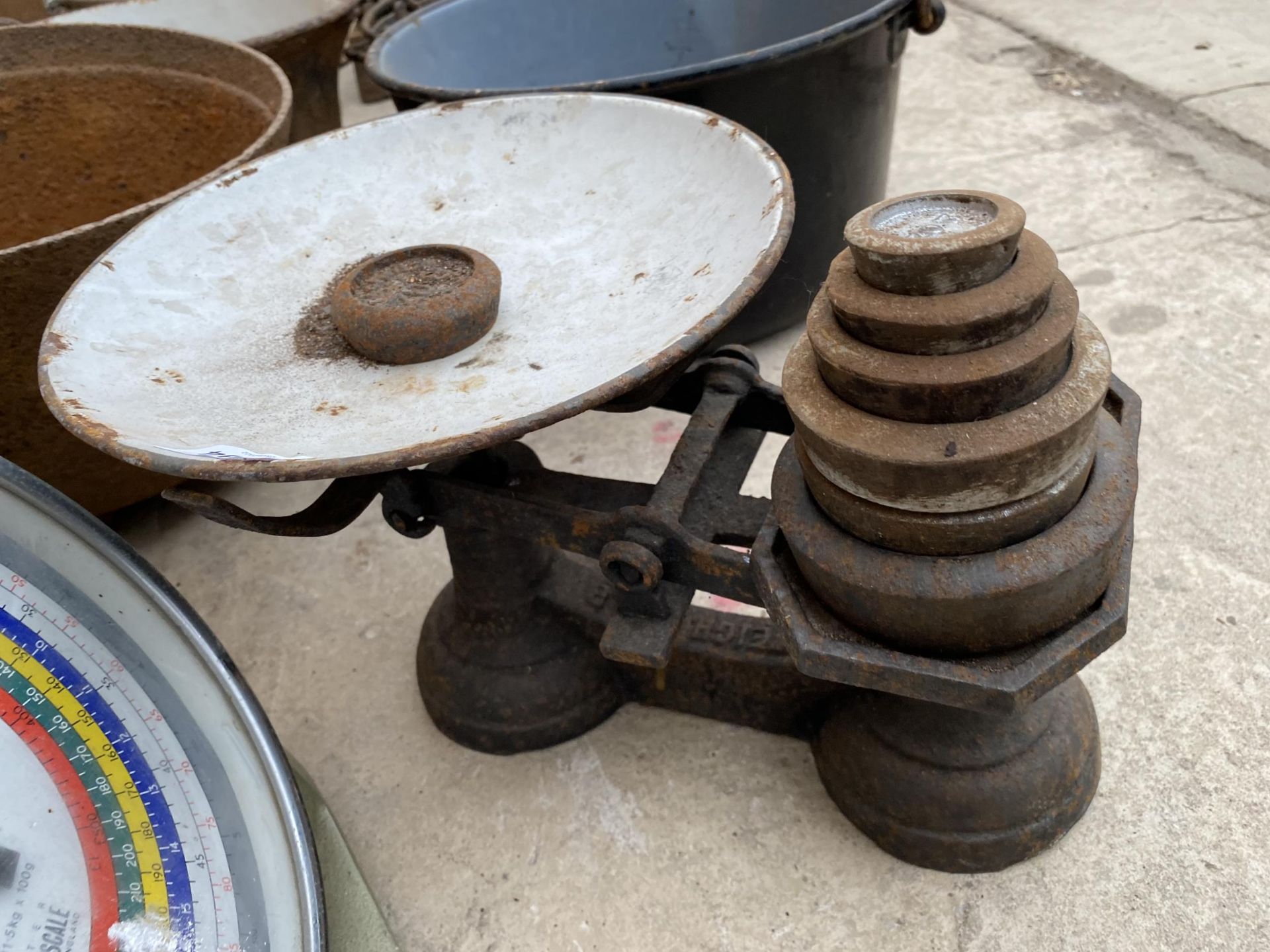 A VINTAGE SALTER COIN CHECKER SCALE AND A SET OF VINTAGE KITCHEN BALANCE SCALES WITH WEIGHTS - Bild 2 aus 5