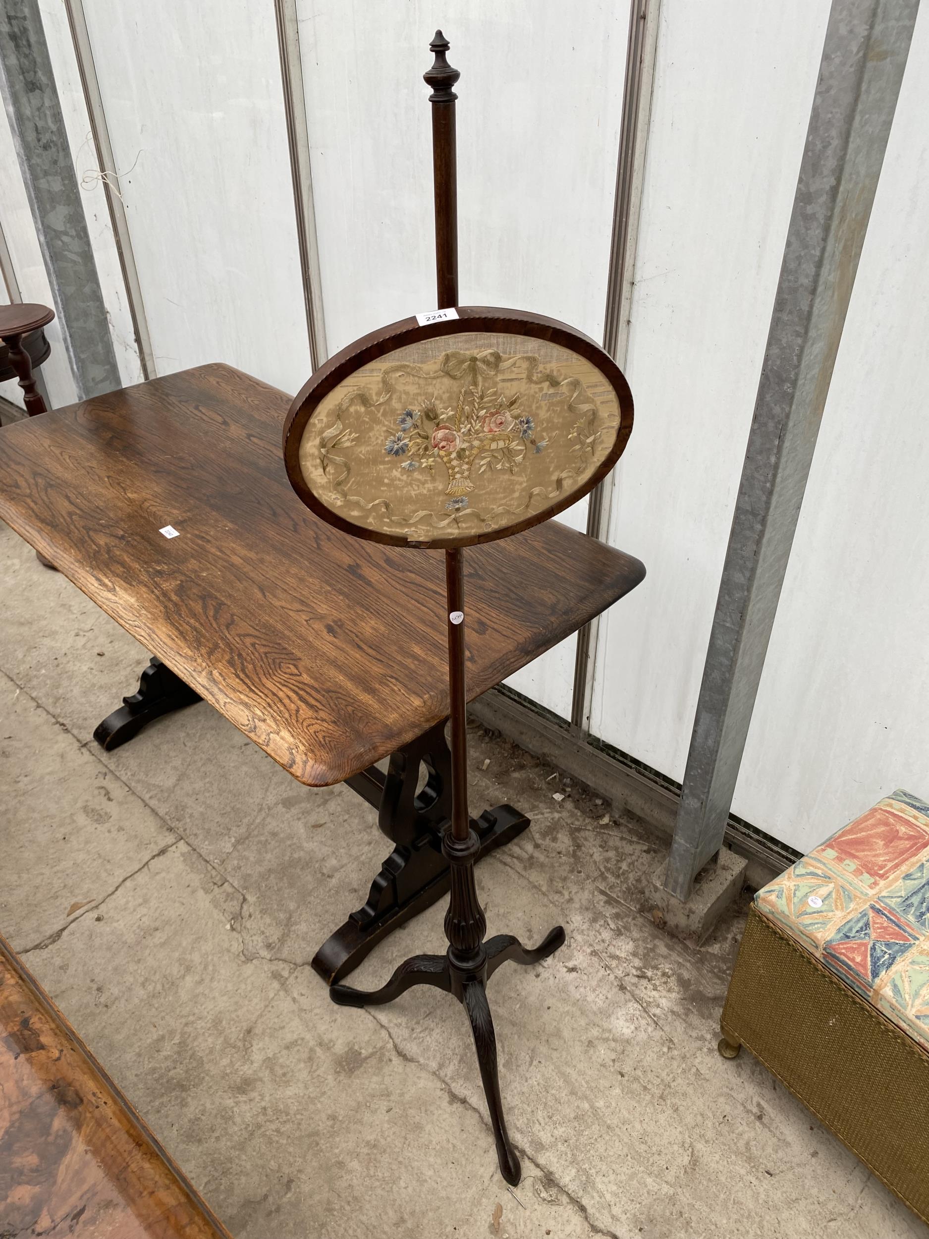 A VICTORIAN MAHOGANY POLE SCREEN WITH OVAL SILKWORK PANEL AND TRIPOD BASE - Bild 2 aus 5