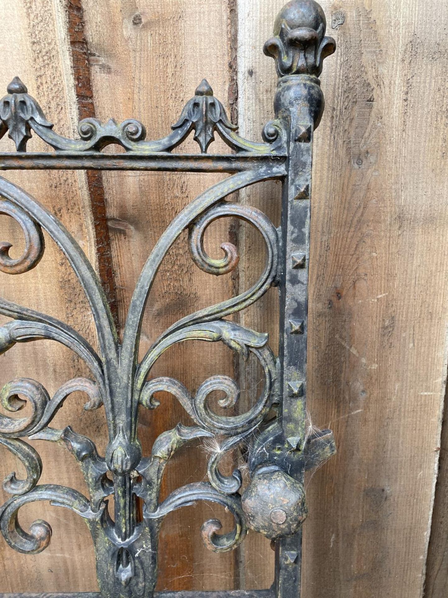 VICTORIAN CORBET OF WELLINGTON CAST IRON GATE + POST - REPAIRED APPROX 100CM X 150CM TO TOP OF POST - Bild 2 aus 6