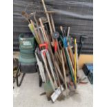 A LARGE QUANTITY OF GARDEN TOOLS TO INCLUDE A BLACK AND DECKER SHREDDER, RAKES, SPADES AND A VINTAGE
