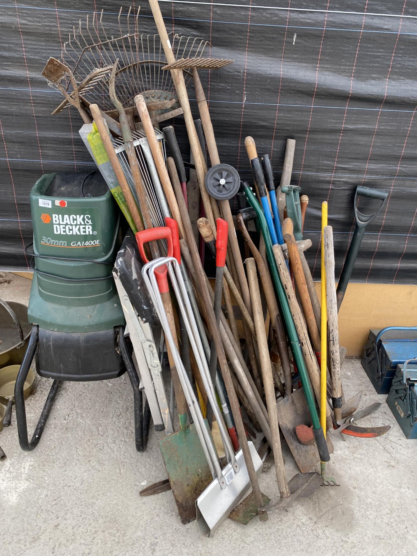 A LARGE QUANTITY OF GARDEN TOOLS TO INCLUDE A BLACK AND DECKER SHREDDER, RAKES, SPADES AND A VINTAGE