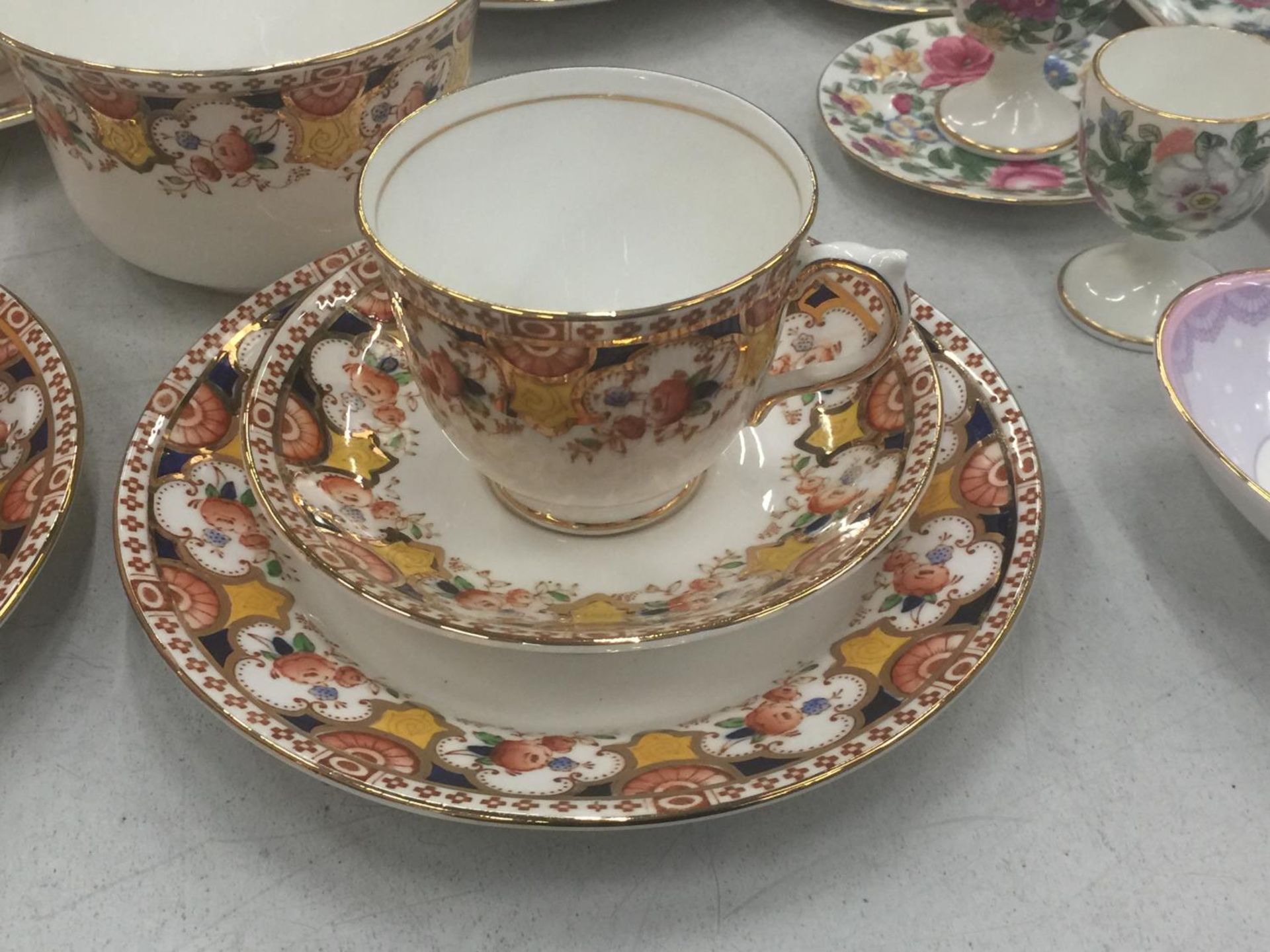 A QUANTITY OF SALISBURY CHINA 'TYNE' TO INCLUDE CAKE PLATE, CUPS, SAUCERS, SIDE PLATES AND A SUGAR - Image 2 of 6