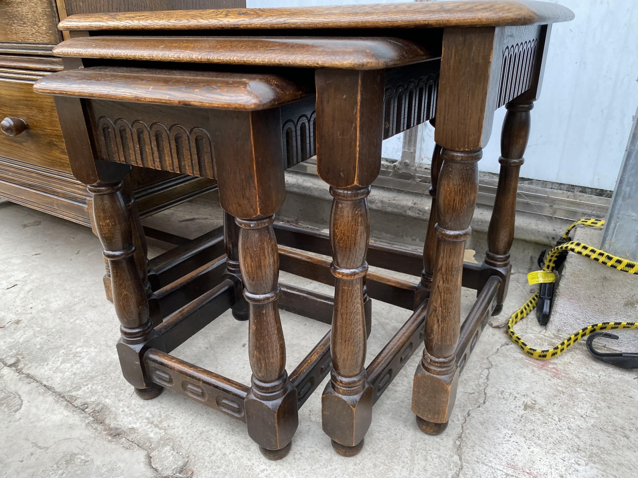 A MID 20TH CENTURY NEST OF THREE TABLES - Image 3 of 4