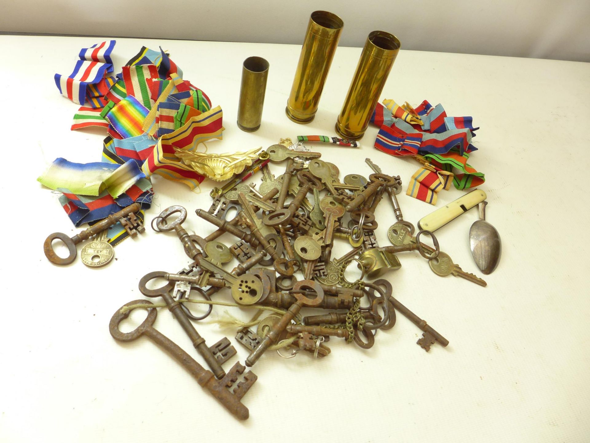 THREE BRASS SHELL CASES, HEIGHTS 7CM TO 11CM, MEDAL RIBBONS, KEYS ETC