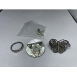 FOUR ITEMS OF SILVER TO INCLUDE A PAIR OF EARRINGS, A RING AND TWO BROOCHES