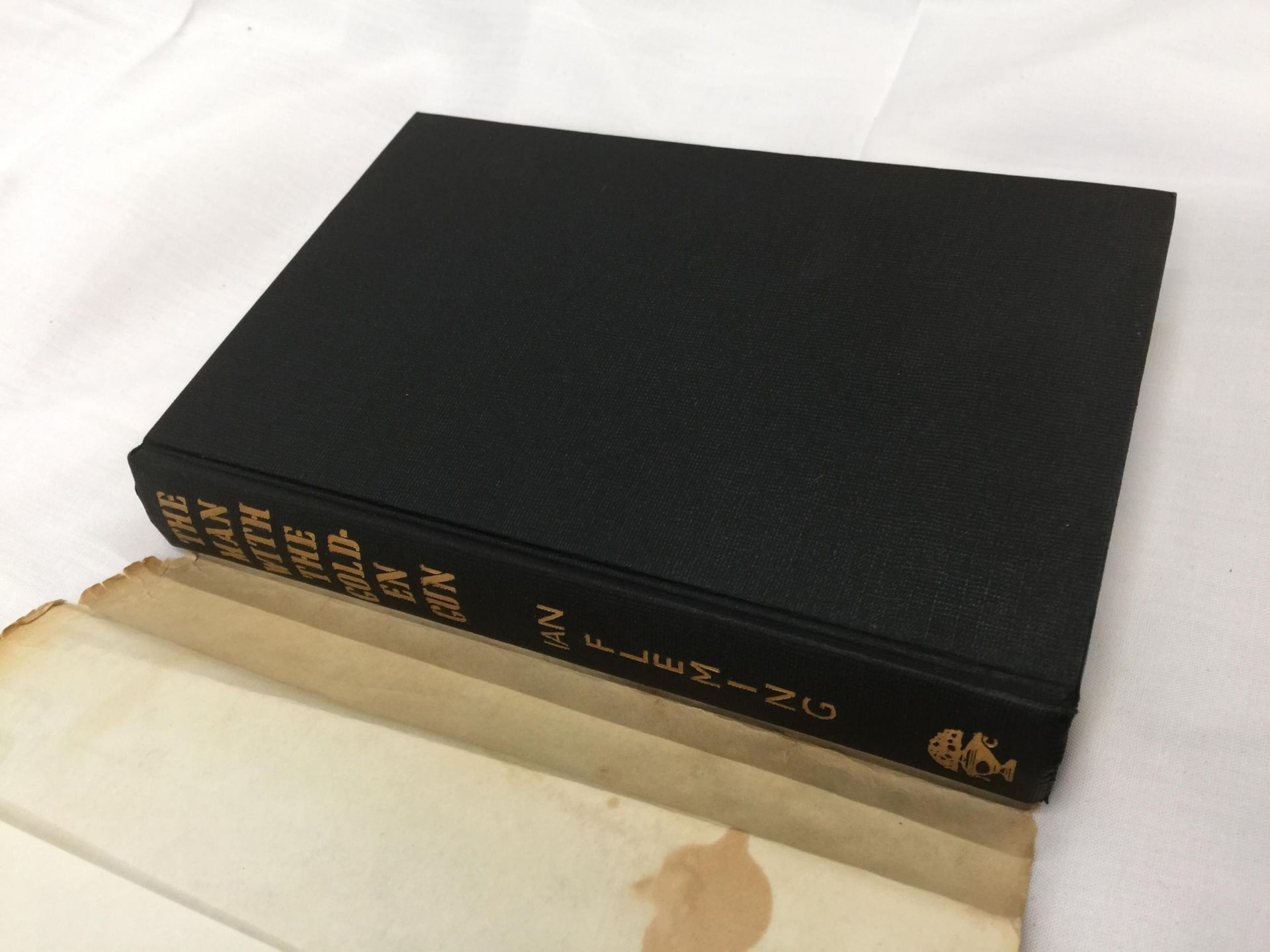 A FIRST EDITION JAMES BOND NOVEL - THE MAN WITH THE GOLDEN GUN BY IAN FLEMING, HARDBACK WITH DUST - Image 6 of 11