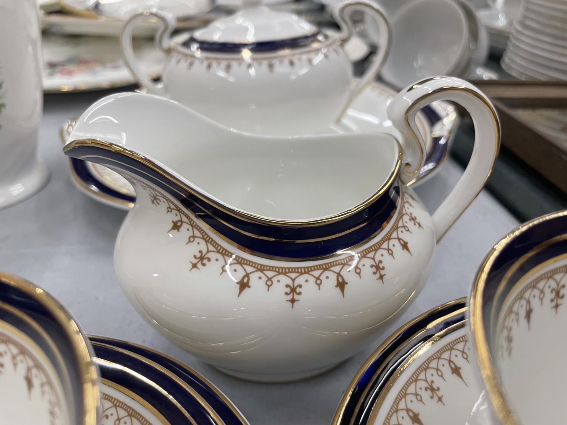 A QUANTITY OF AYNSLEY TEAWARE TO INCLUDE 'LEIGHTON' CUPS, SAUCERS, SIDE PLATES, CAKE PLATE SUGAR - Image 6 of 6