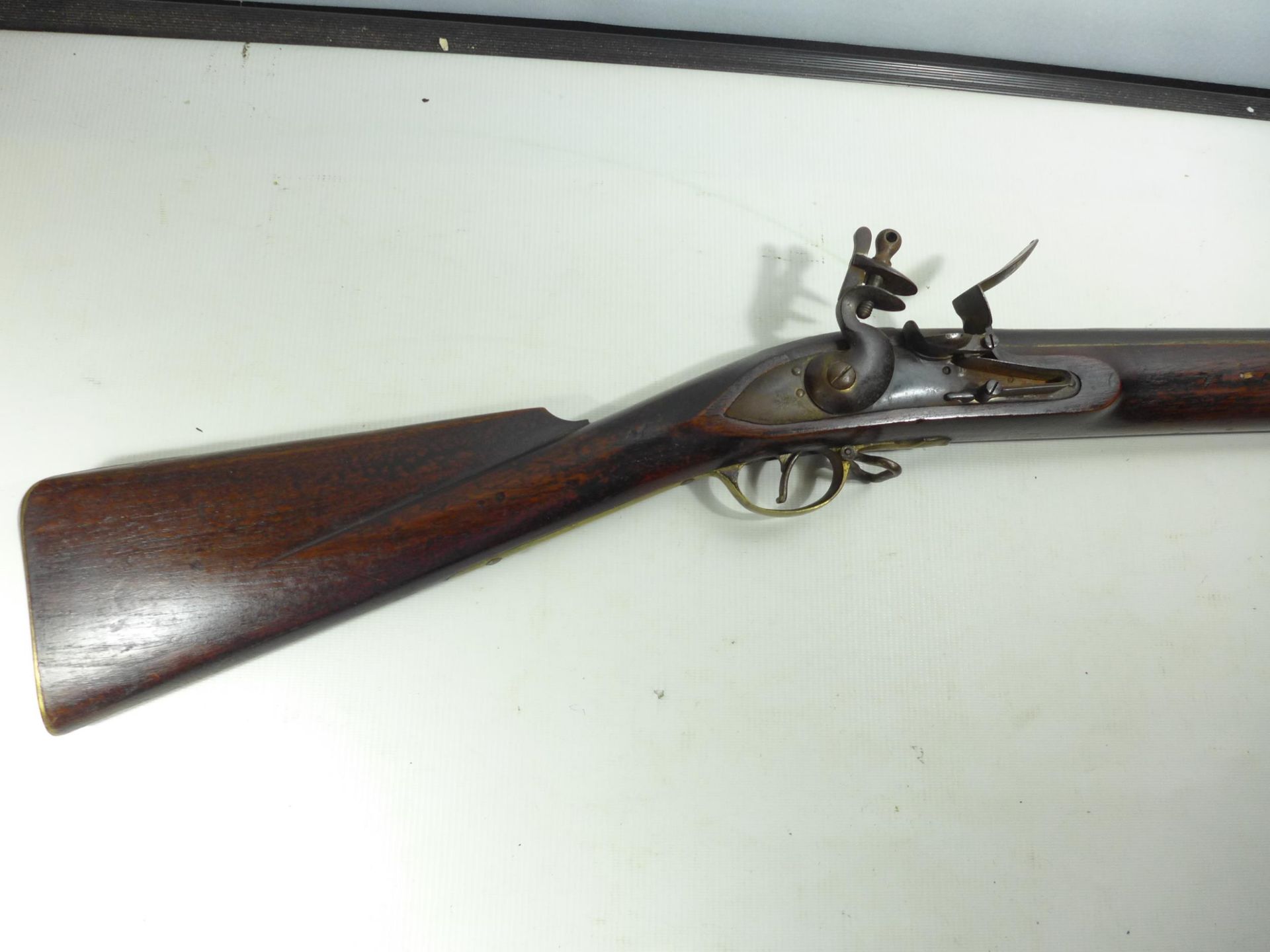 A FLINTLOCK MUSKET, 98CM BARREL, WOODEN STOCK WITH BRASS MOUNTS, LENGTH 141CM - Image 3 of 7