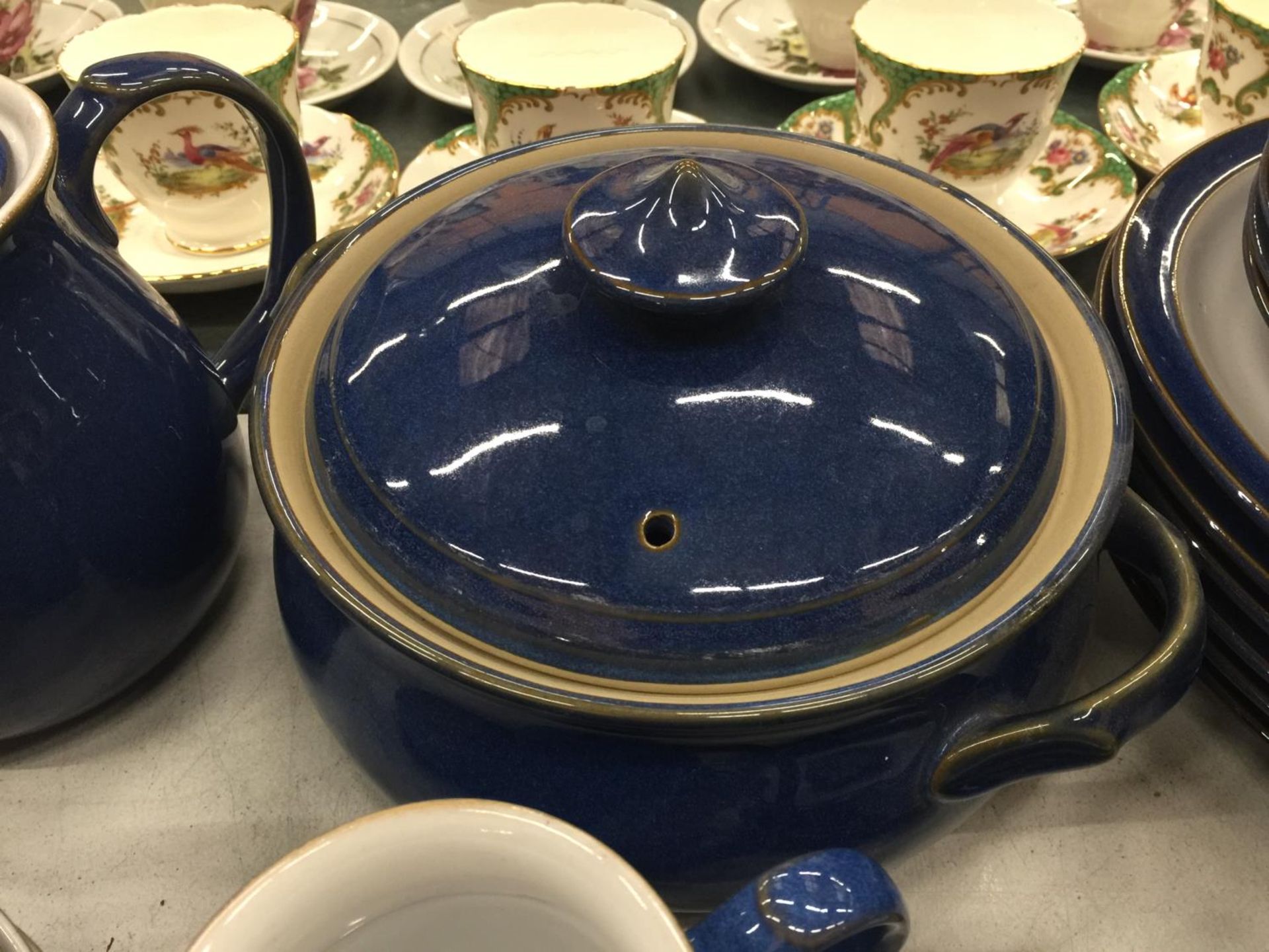 A DENBY DINNER SERVICE IN BLUE TO INCLUDE PLATES, BOWLS, TEAPOTS, SERVING TUREEN, MILK JUGS, SUGAR - Image 7 of 9