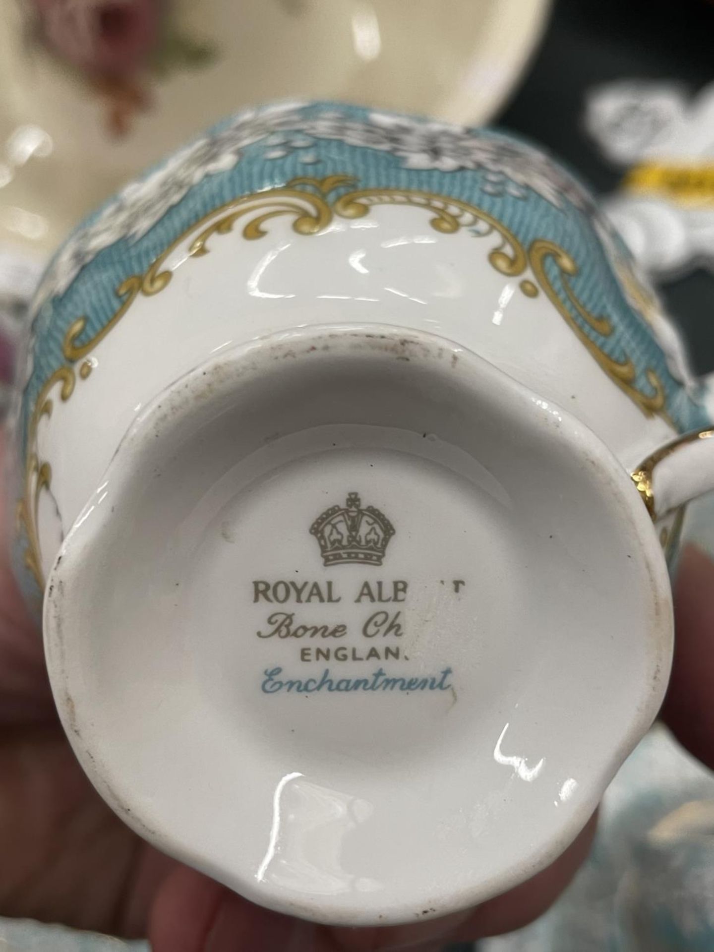 A QUANTITY OF ROYAL ALBERT 'ENCHANTMENT' CUPS, SAUCERS AND SIDE PLATES - Image 7 of 7