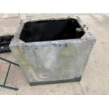 A VINTAGE GALVANISED WATER TANK/TROUGH (61CM X 46CM X 62CM)