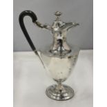 A WALKER AND HALL HALLMARKED SHEFFIELD SILVER CLARET JUG 26CM HIGH GROSS WEIGHT 515 GRAMS