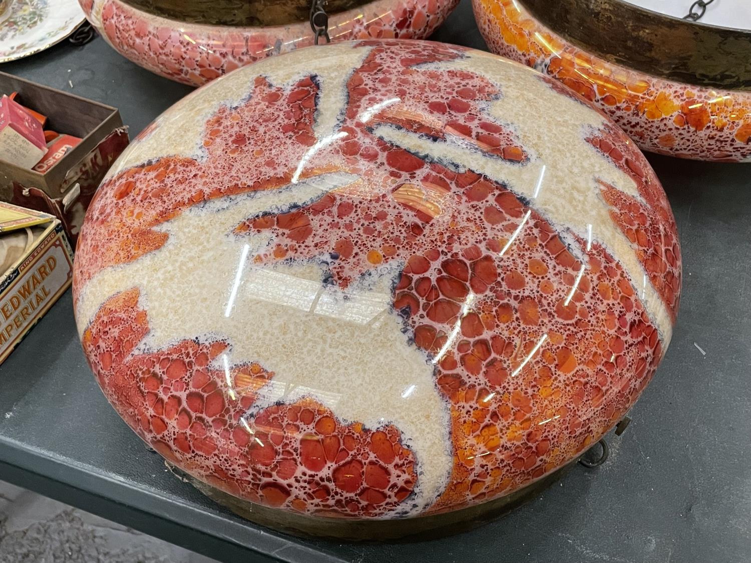 THREE LARGE RETRO CEILING LIGHT SHADES IN MOTTLED ORANGE, RED AND CREAM WITH HANGING CHAINS DIAMETER - Image 2 of 5